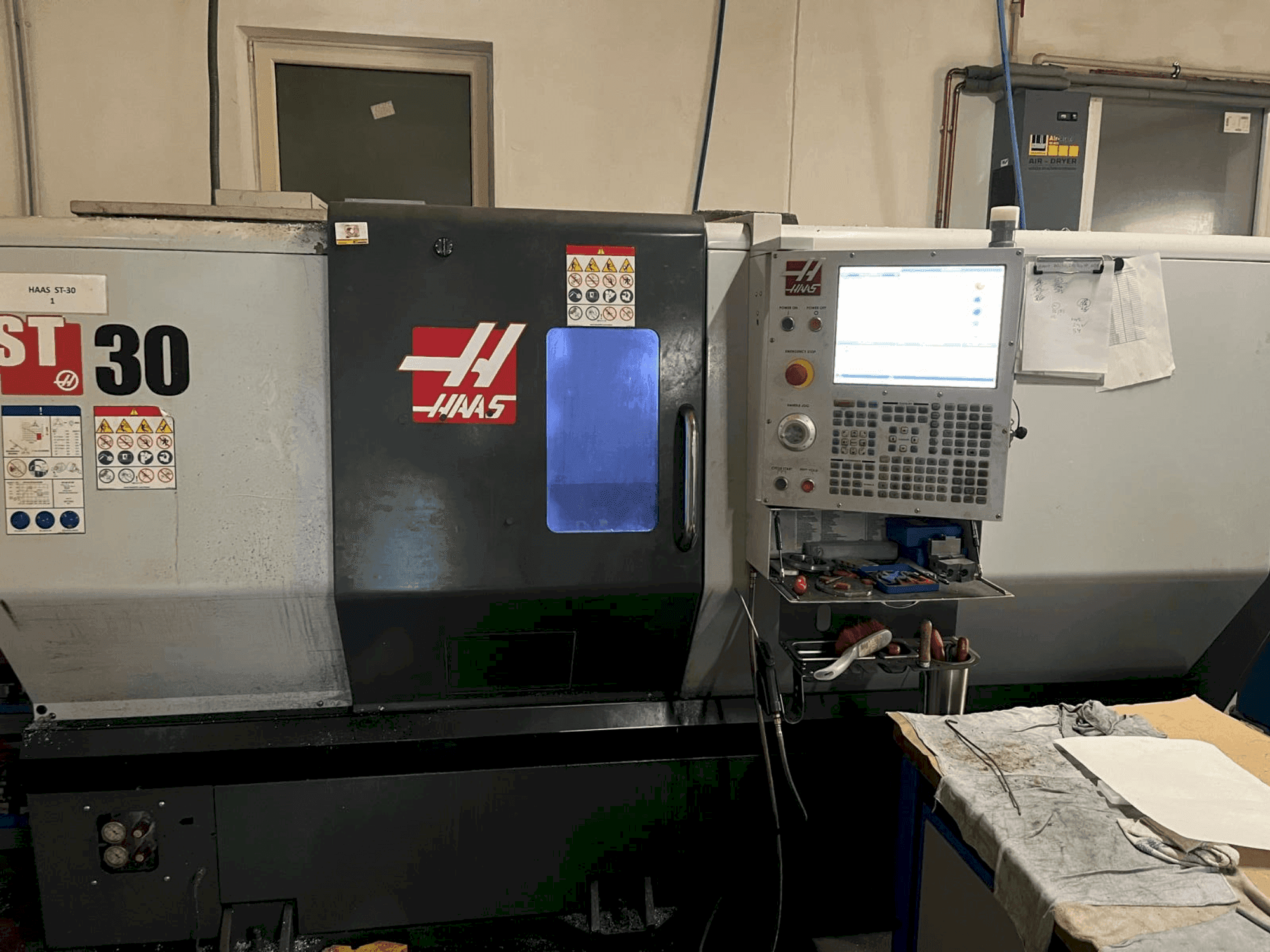 Widok z przodu maszyny HAAS ST-30