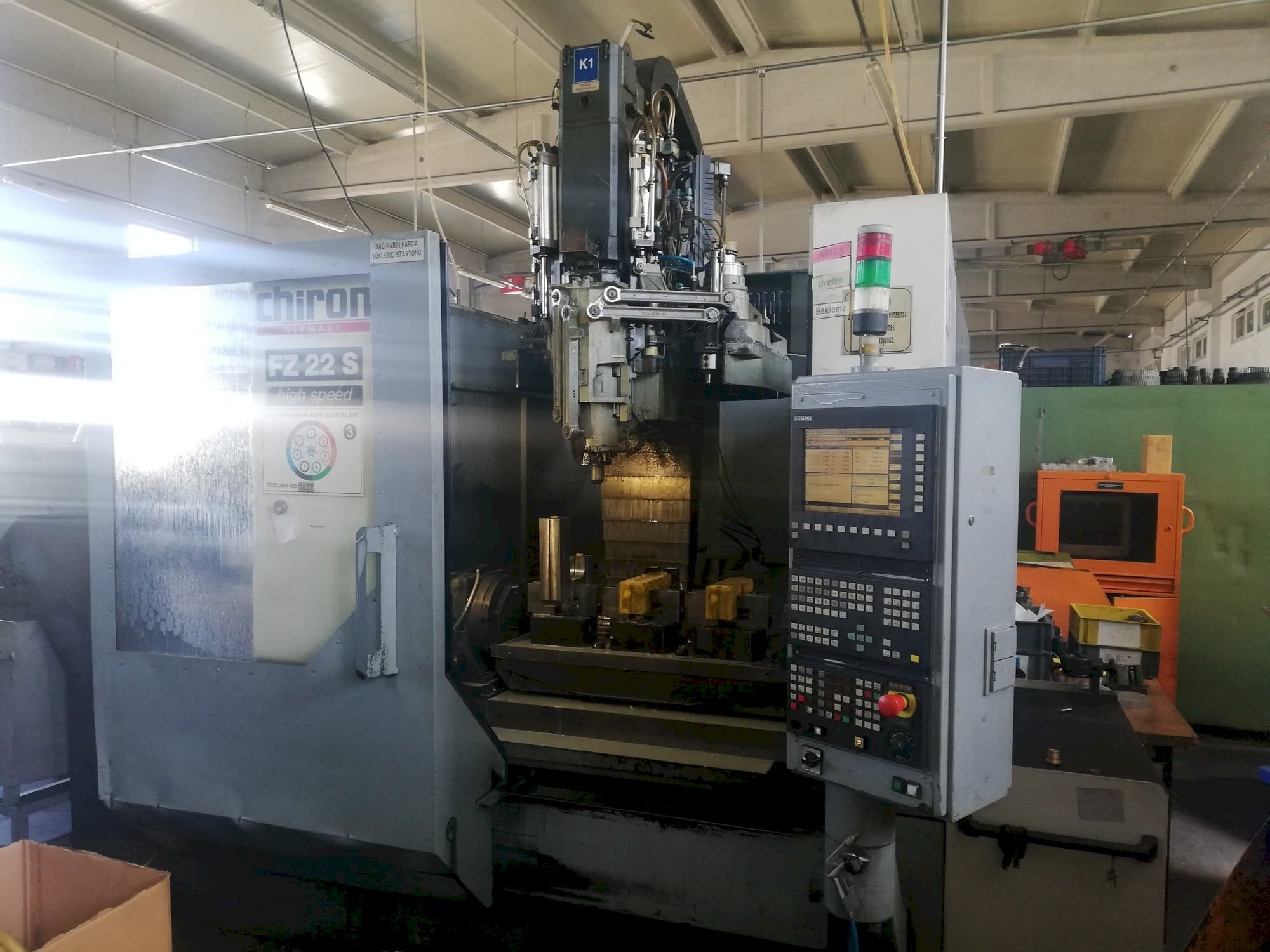 Widok z przodu maszyny CHIRON FZ 22 S