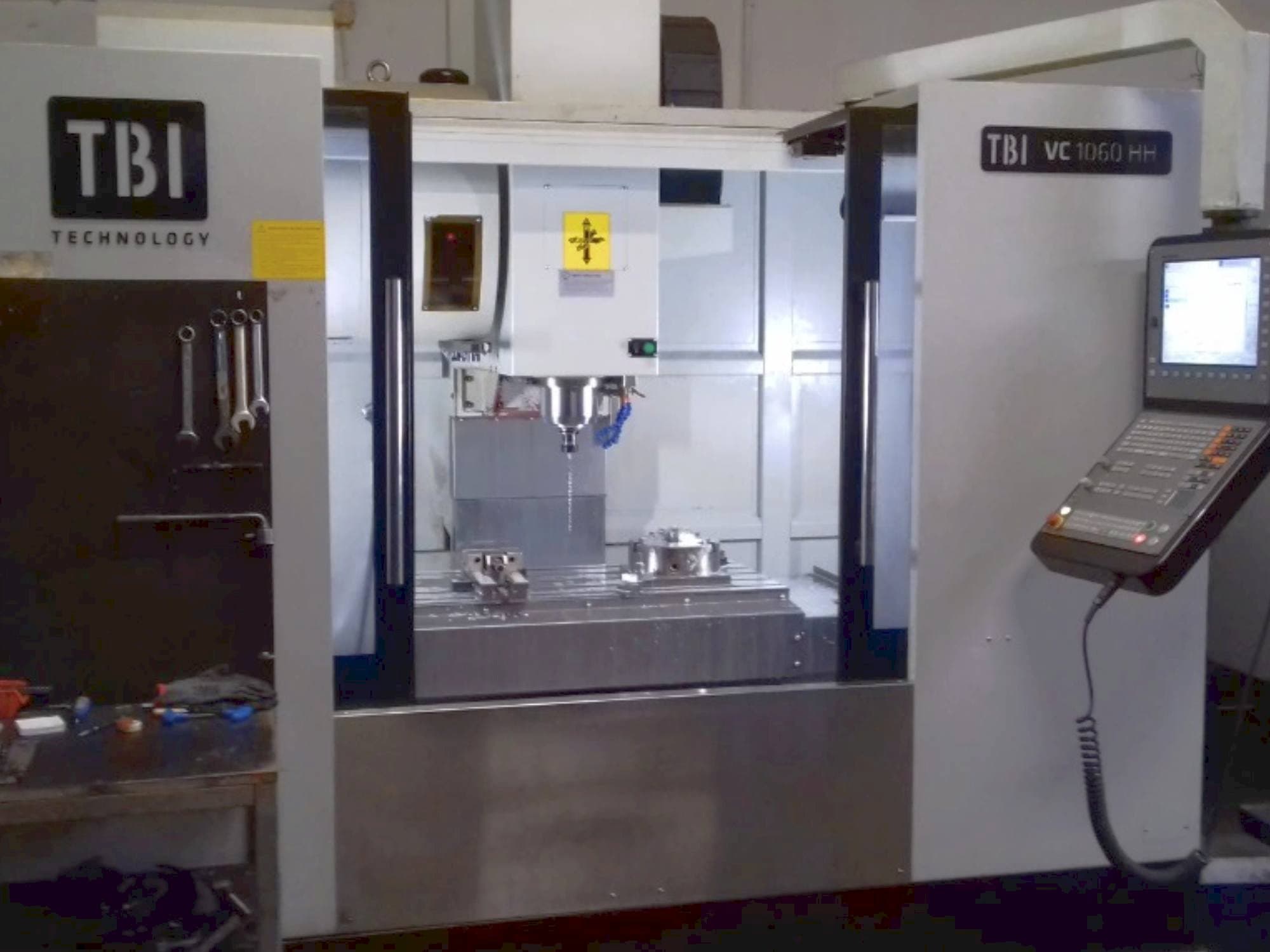 Widok z przodu maszyny TBI VC 1060 HH