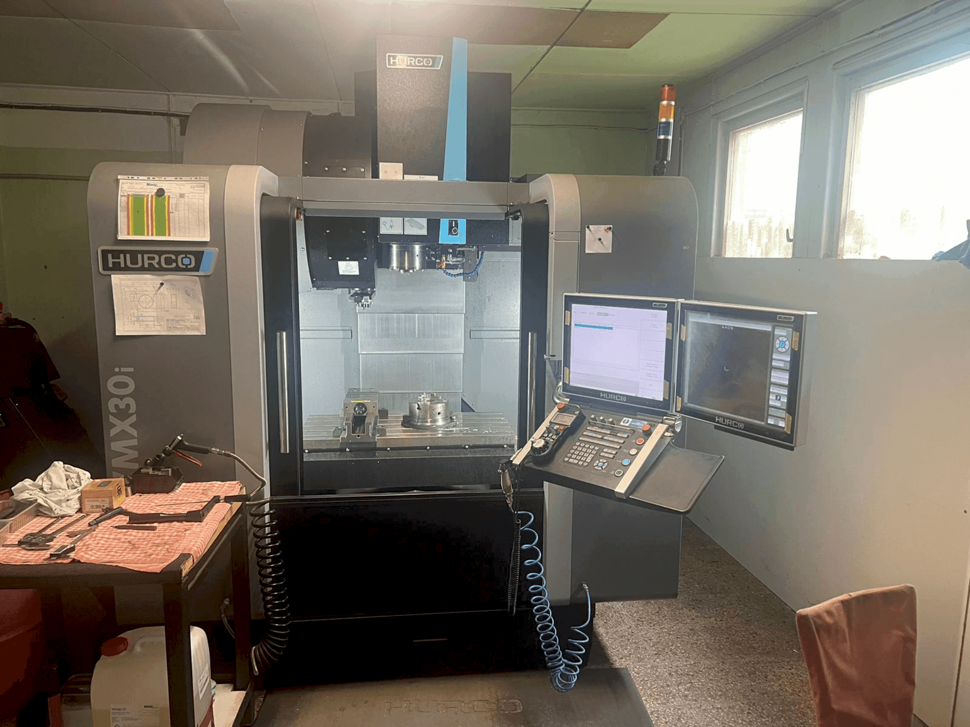Widok z przodu maszyny Hurco VMX30i