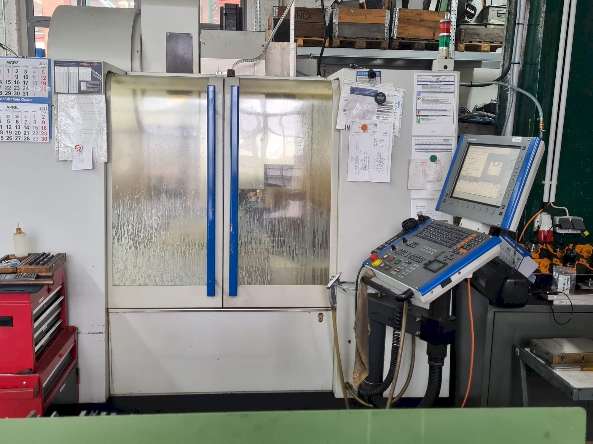 Widok z przodu maszyny MIKRON VCE600 Pro