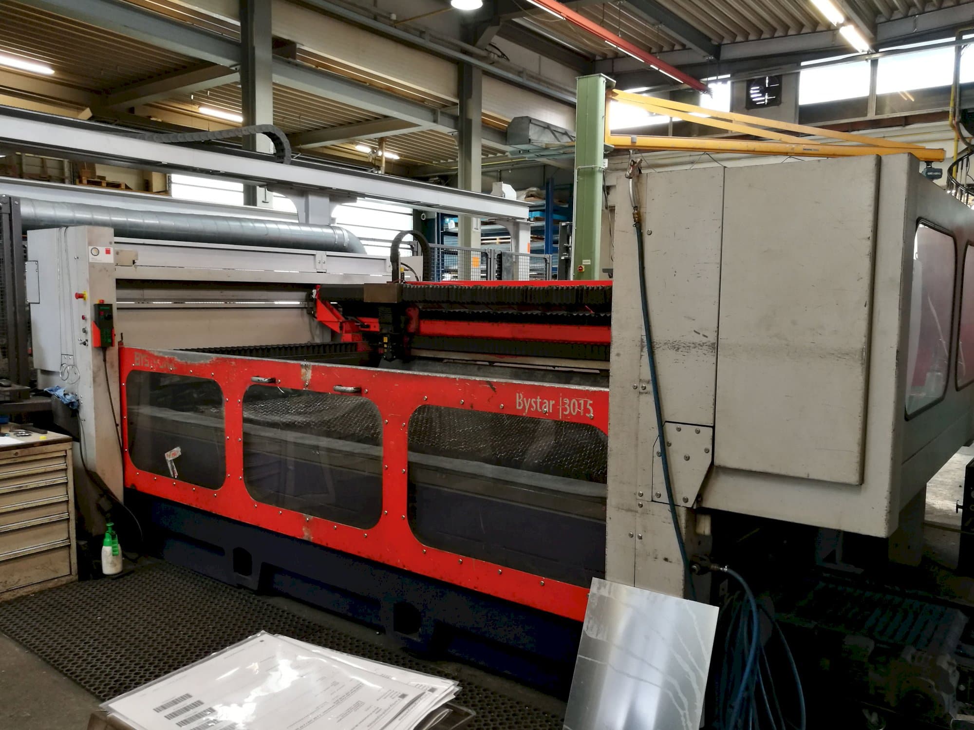 Widok z prawej maszyny Bystronic Bystar 3015