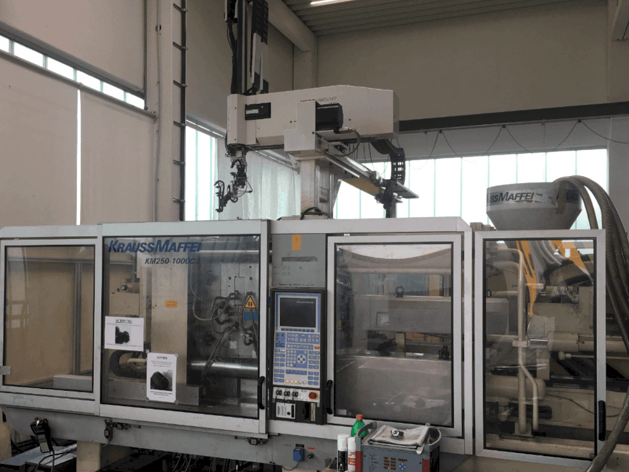 Widok z przodu maszyny Krauss Maffei 250-1000 C2