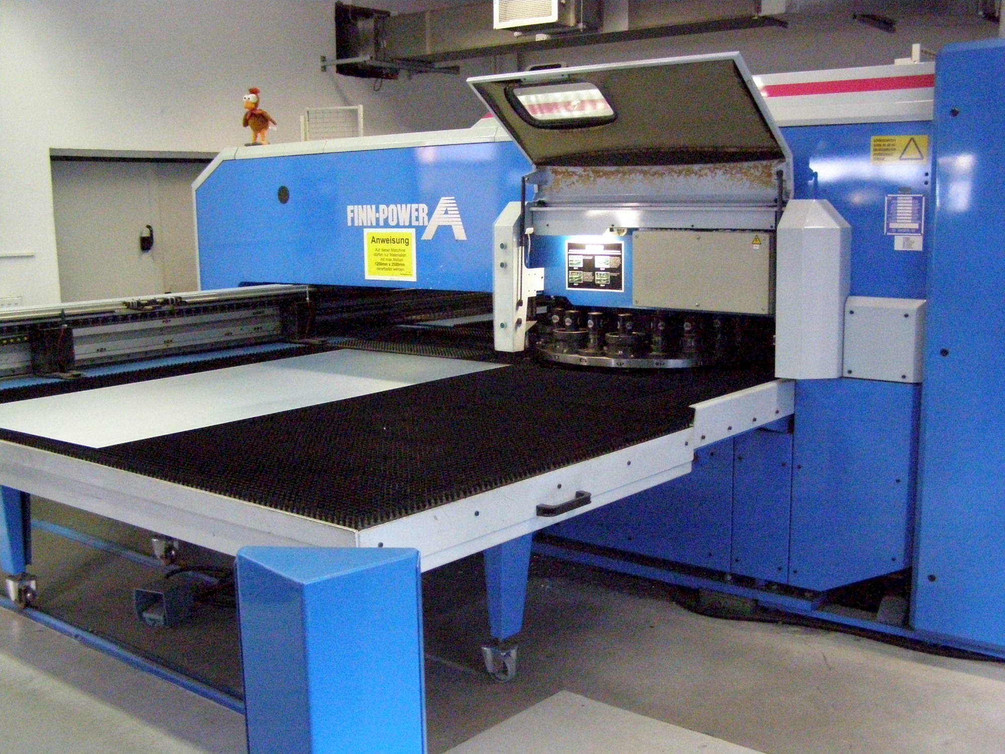 Widok z przodu maszyny Finn-Power A5 – 25 SBV