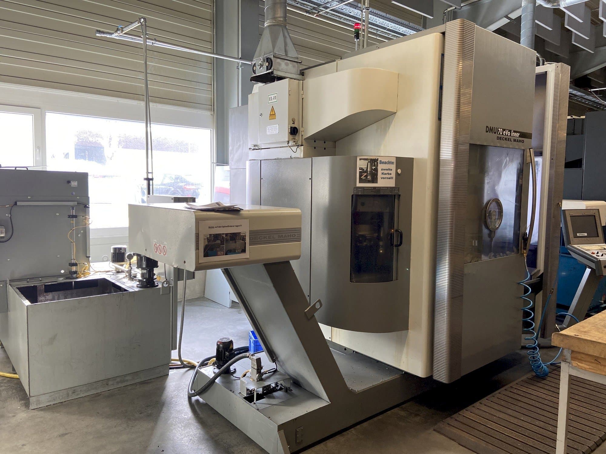 Widok z przodu maszyny DECKEL MAHO DMU 70 eVo linear