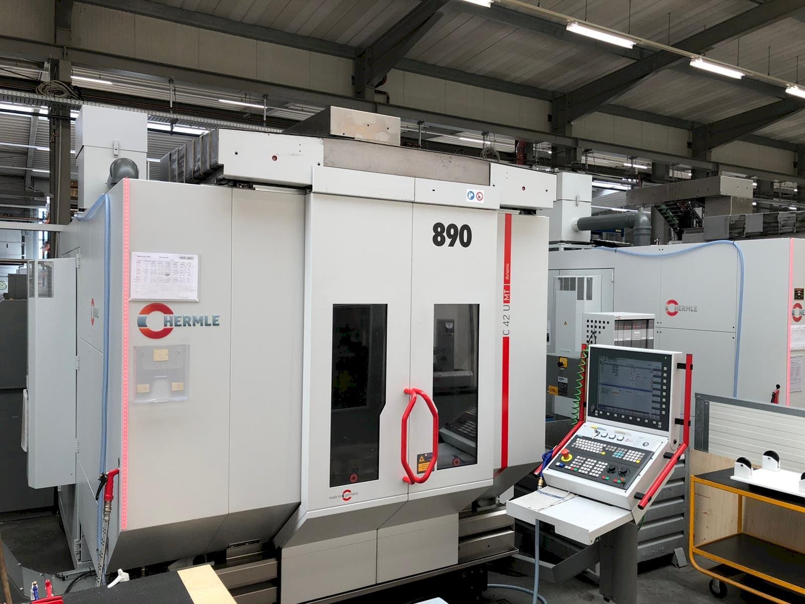 Widok z przodu maszyny HERMLE C42U MT