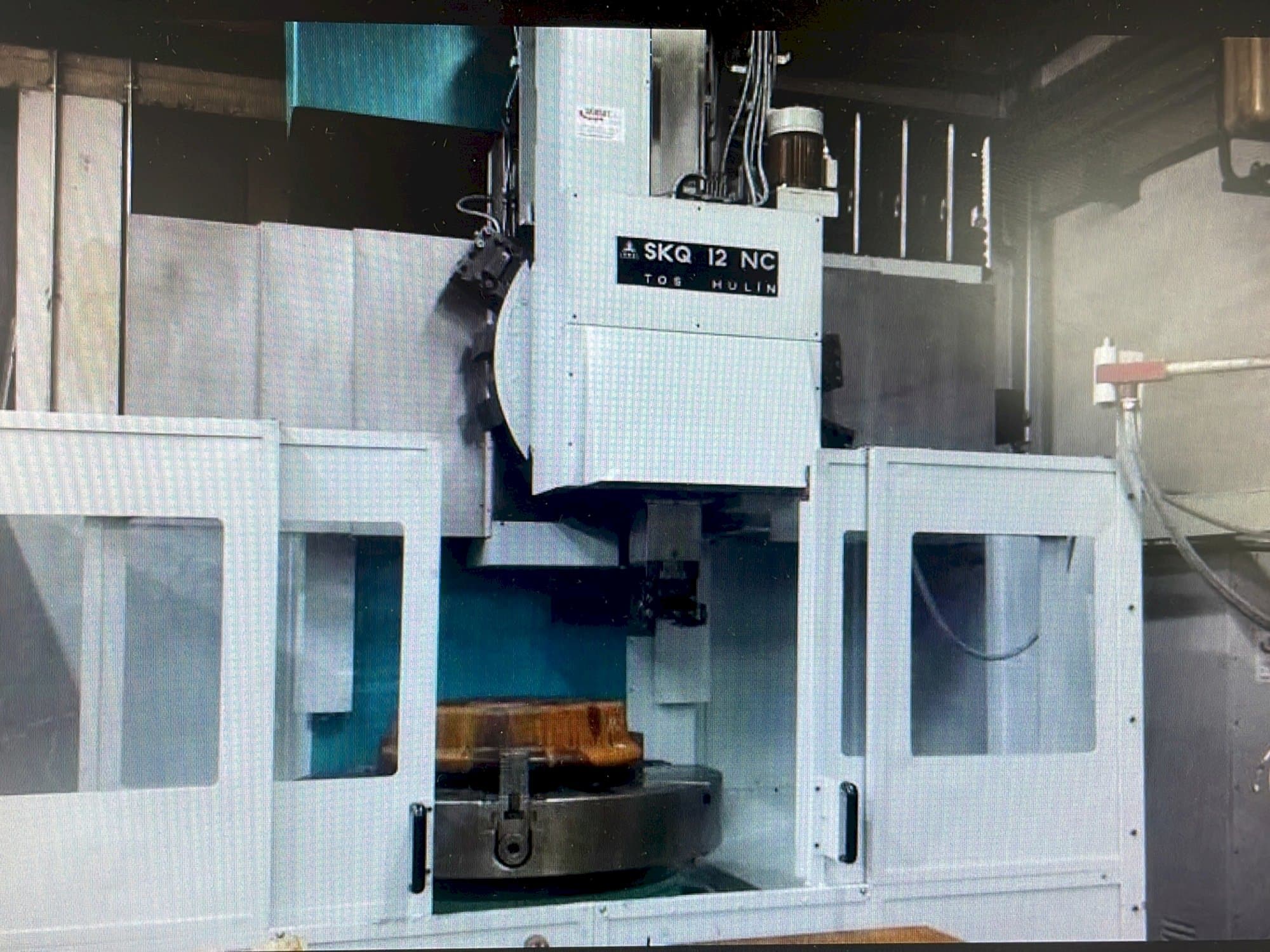Widok z przodu maszyny TOS SKQ 12 NC