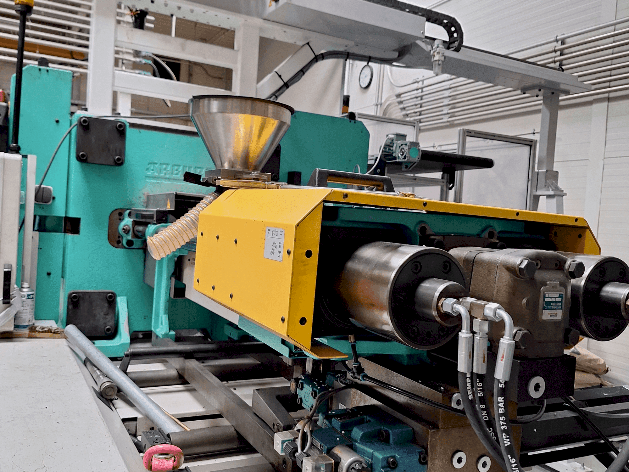 Widok z przodu maszyny Arburg 630 S 2500-675