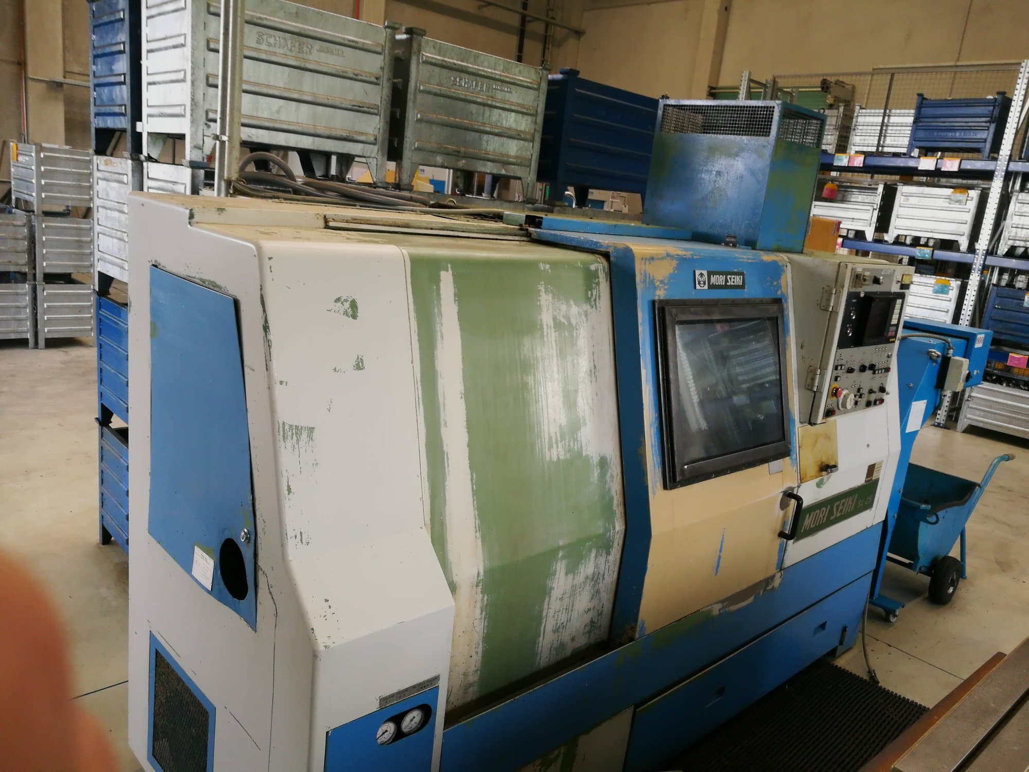 Widok z lewej maszyny MORI SEIKI SL-25A/500
