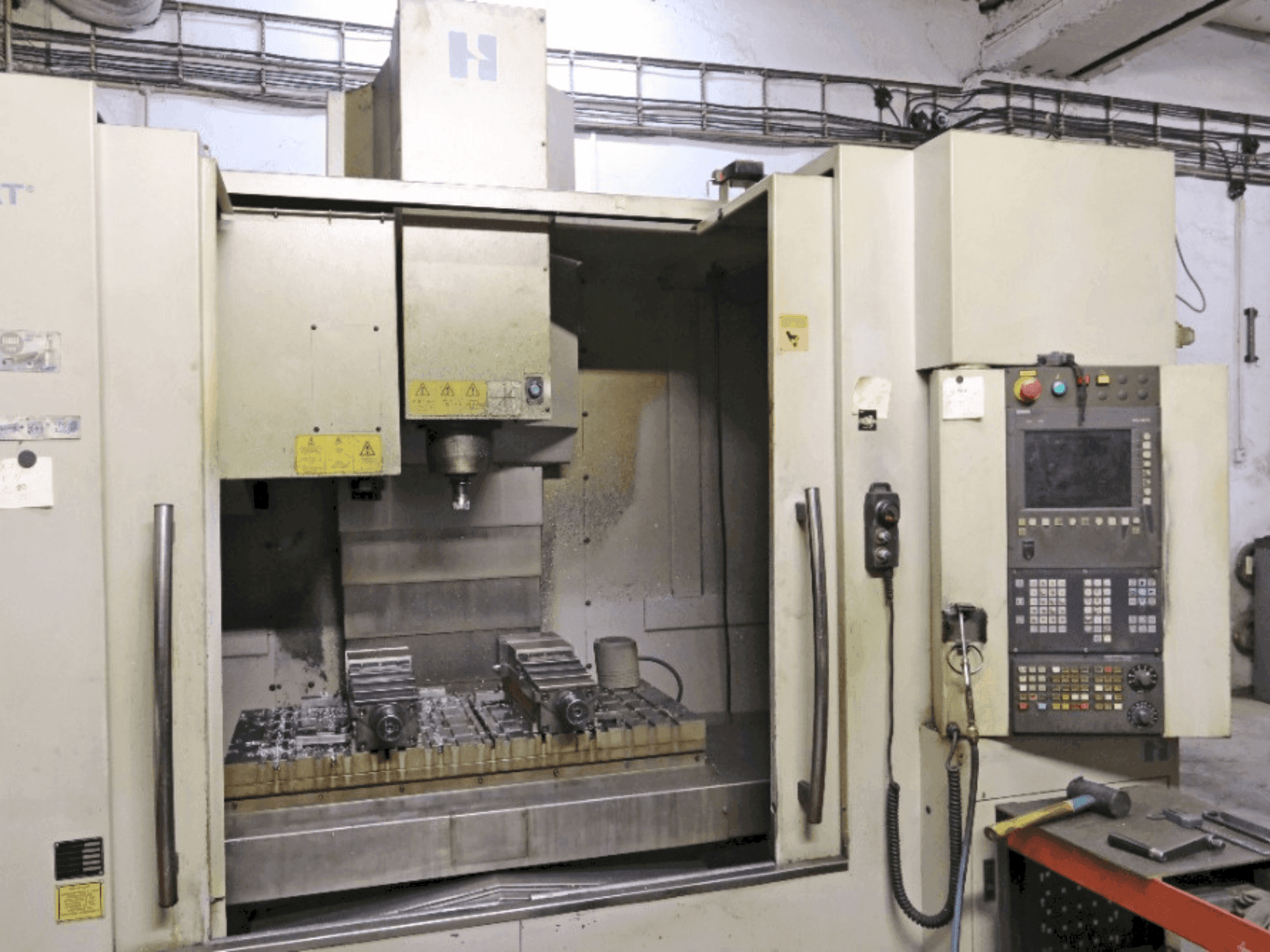 Widok z przodu maszyny HARDINGE Bridgeport VMC 1000