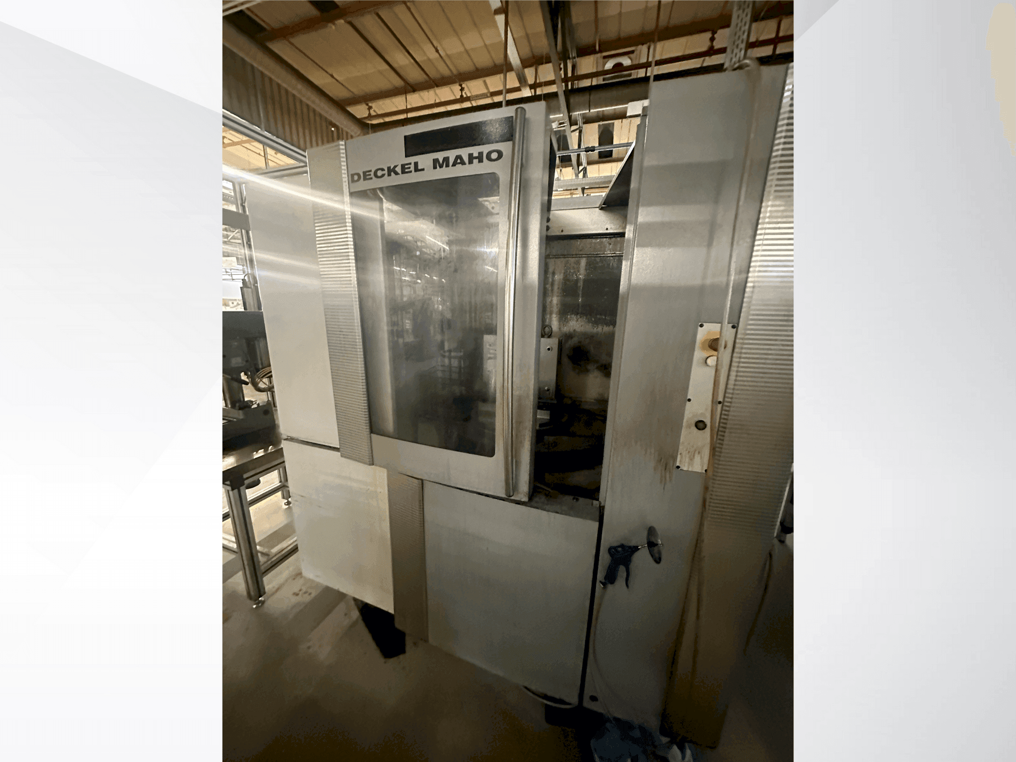 Widok z przodu maszyny DECKEL MAHO DMC 50H