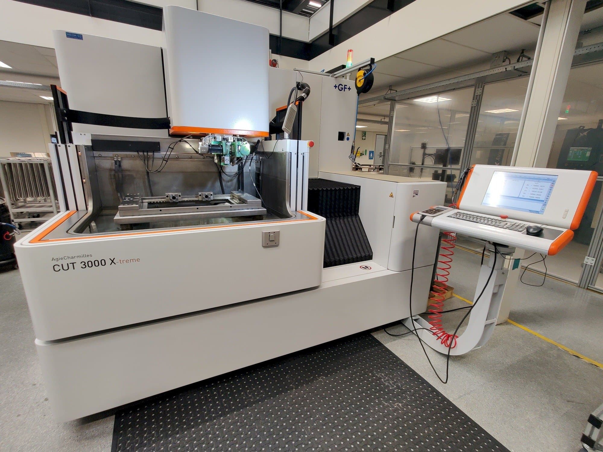 Widok z przodu maszyny GF AgieCharmilles CUT 3000 X