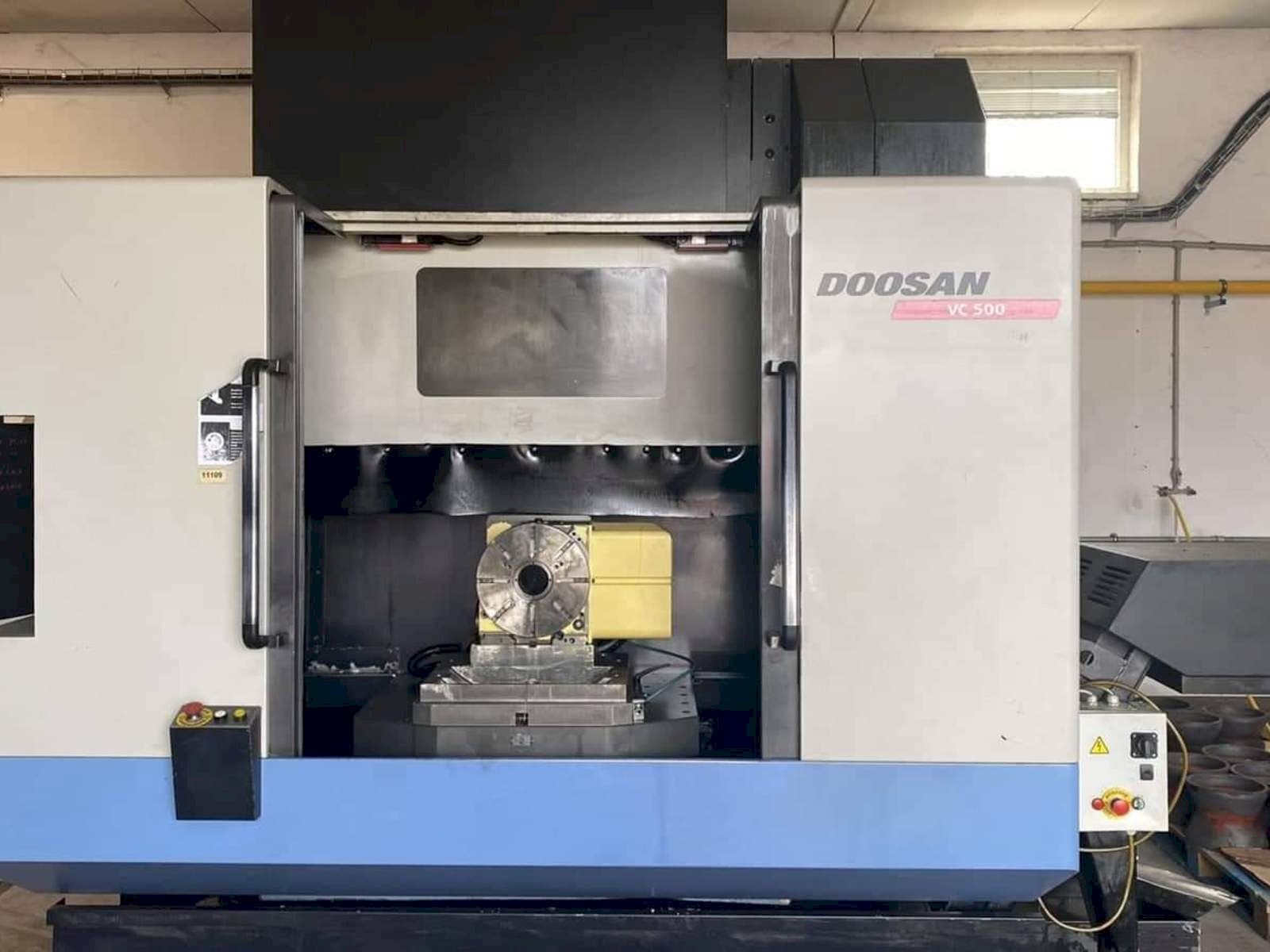 Widok z przodu maszyny Doosan VC 500