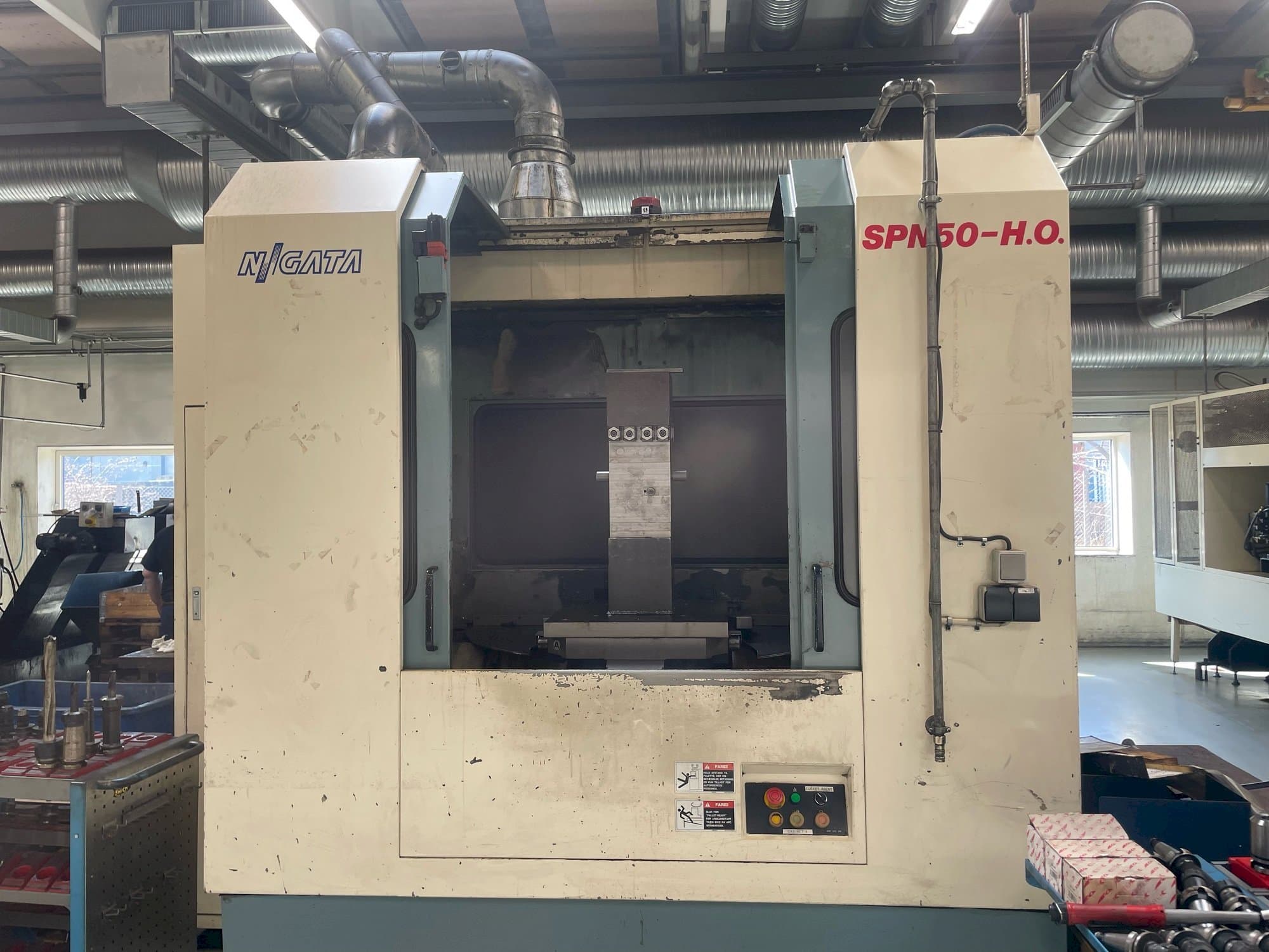 Widok z przodu maszyny Niigata SPN 50-HO