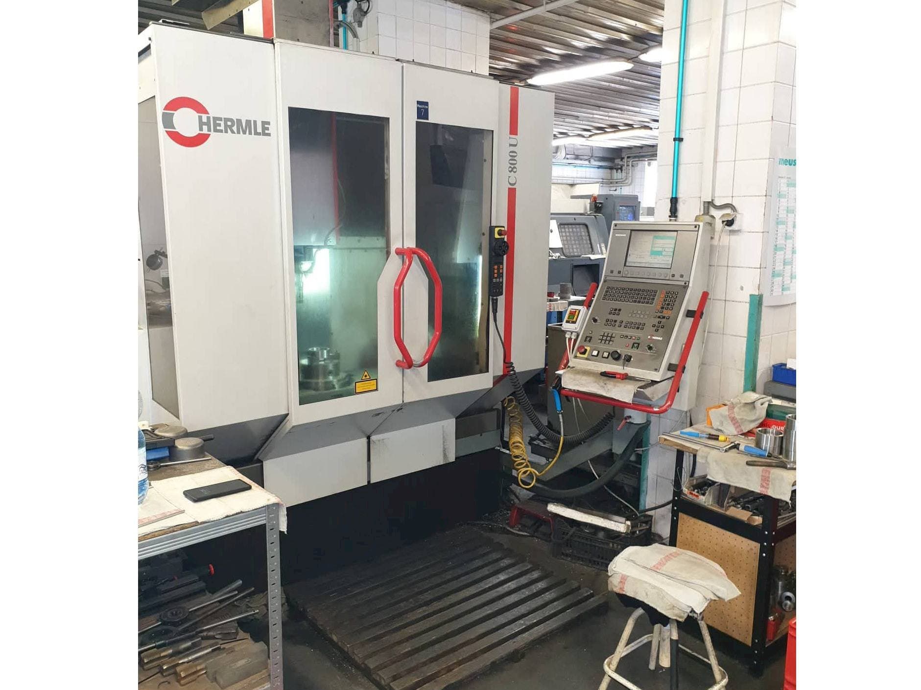 Widok z przodu maszyny HERMLE C800 U