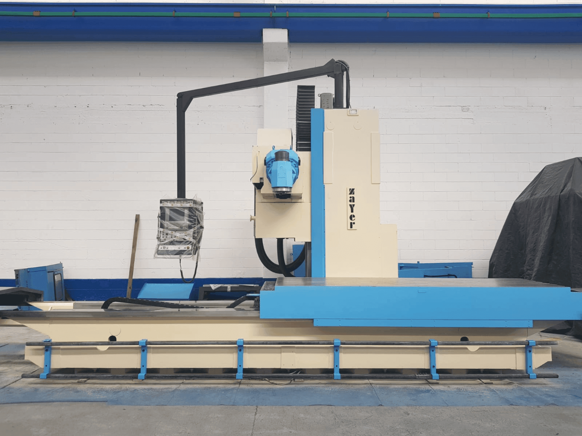 Widok z przodu maszyny Zayer 30KF 3000