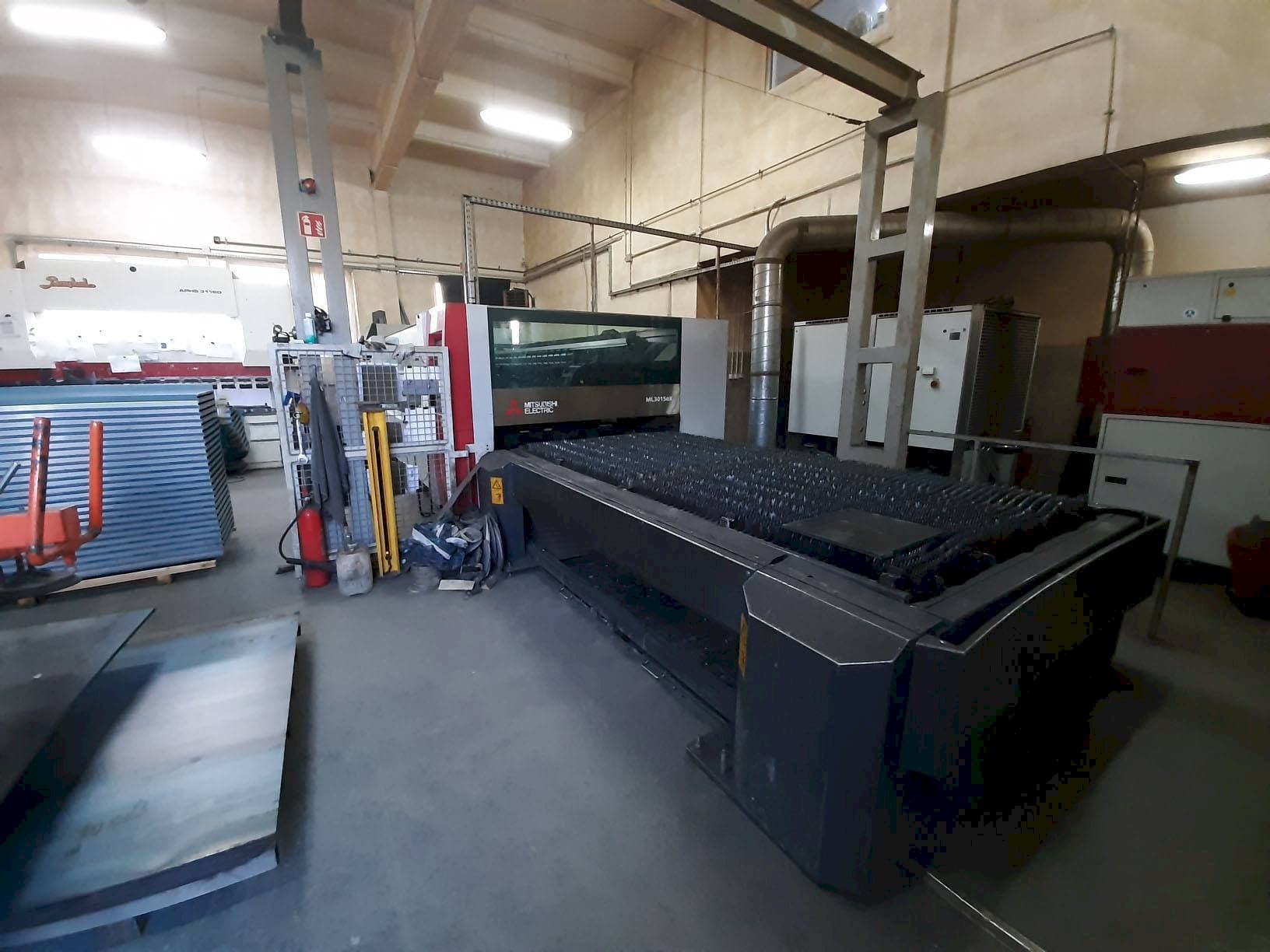 Widok z przodu maszyny Mitsubishi ML3015 eX(S2)-450F-R