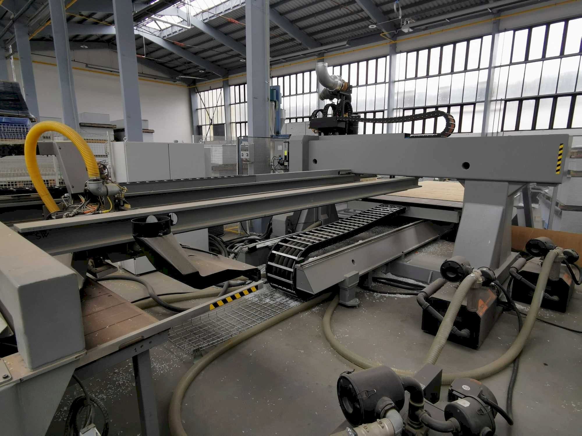 Widok z przodu maszyny BIESSE EXCEL NBC 712 X1-S