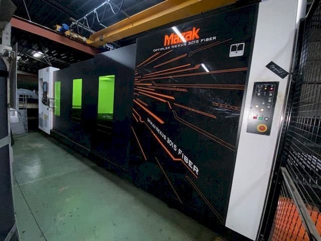 Widok z przodu maszyny Mazak Optiplex Nexus 3015