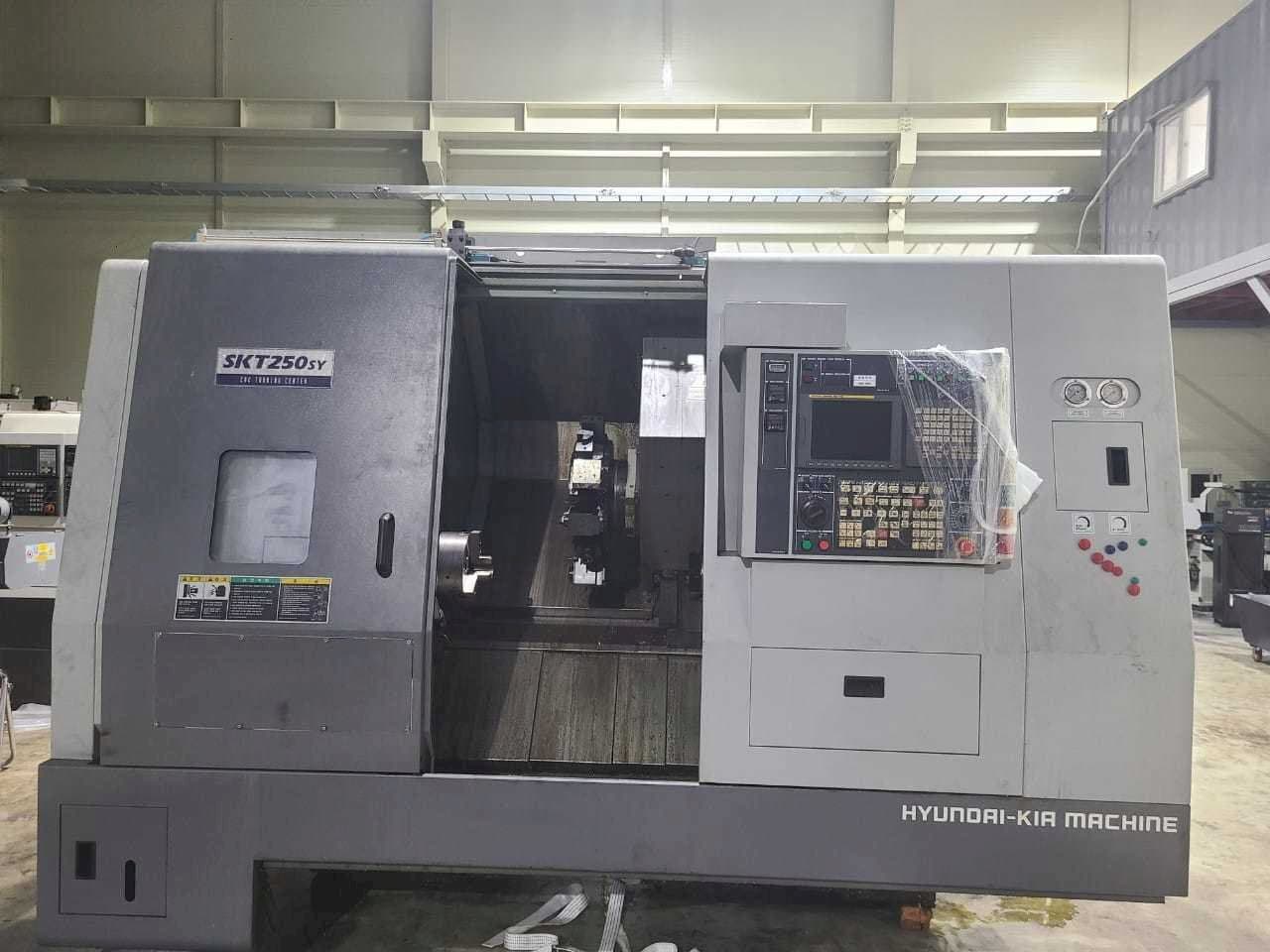 Widok z przodu maszyny Hyundai Kia SKT250SY