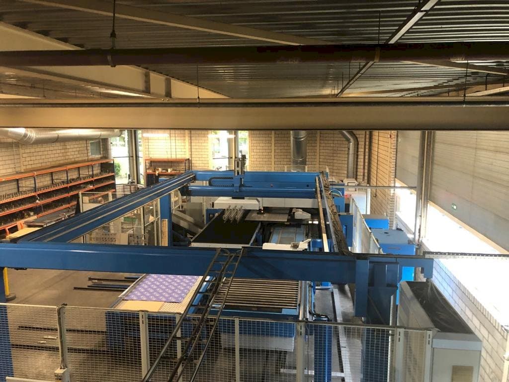 Widok z przodu maszyny Finn-Power LB 6 UVH