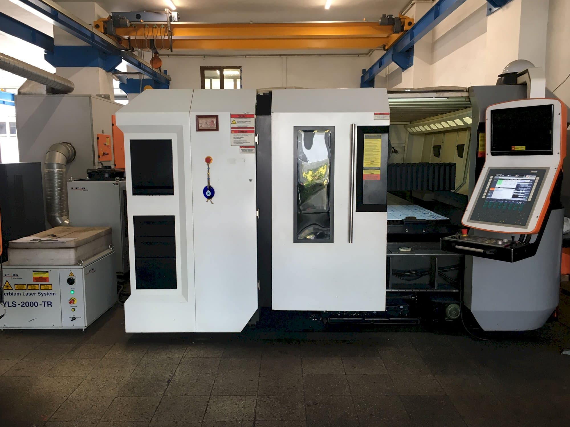 Widok z przodu maszyny ERMAKSAN FIBERMAK Momentum Gen-3