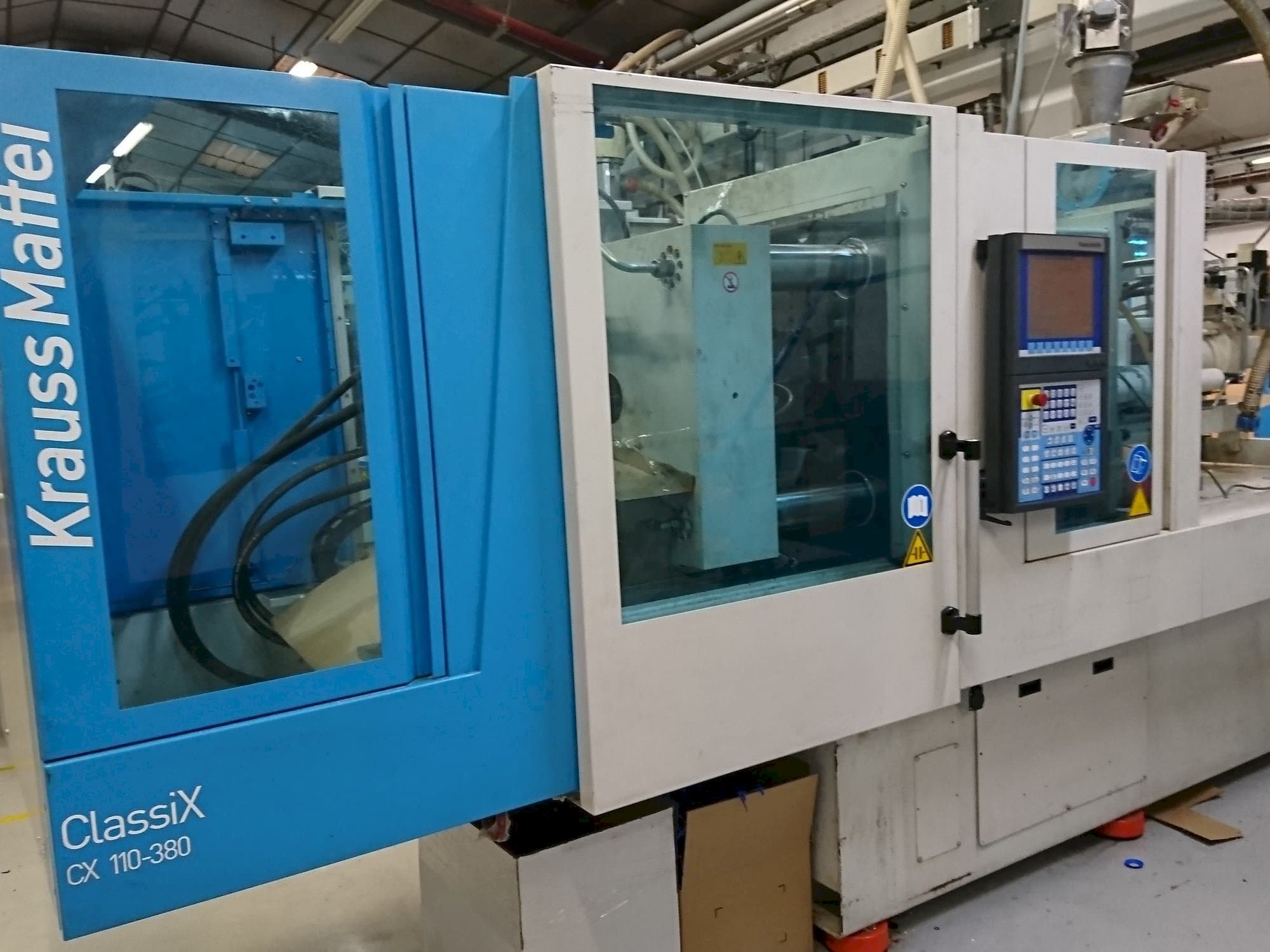 Widok z przodu maszyny Krauss Maffei 110-380 CX