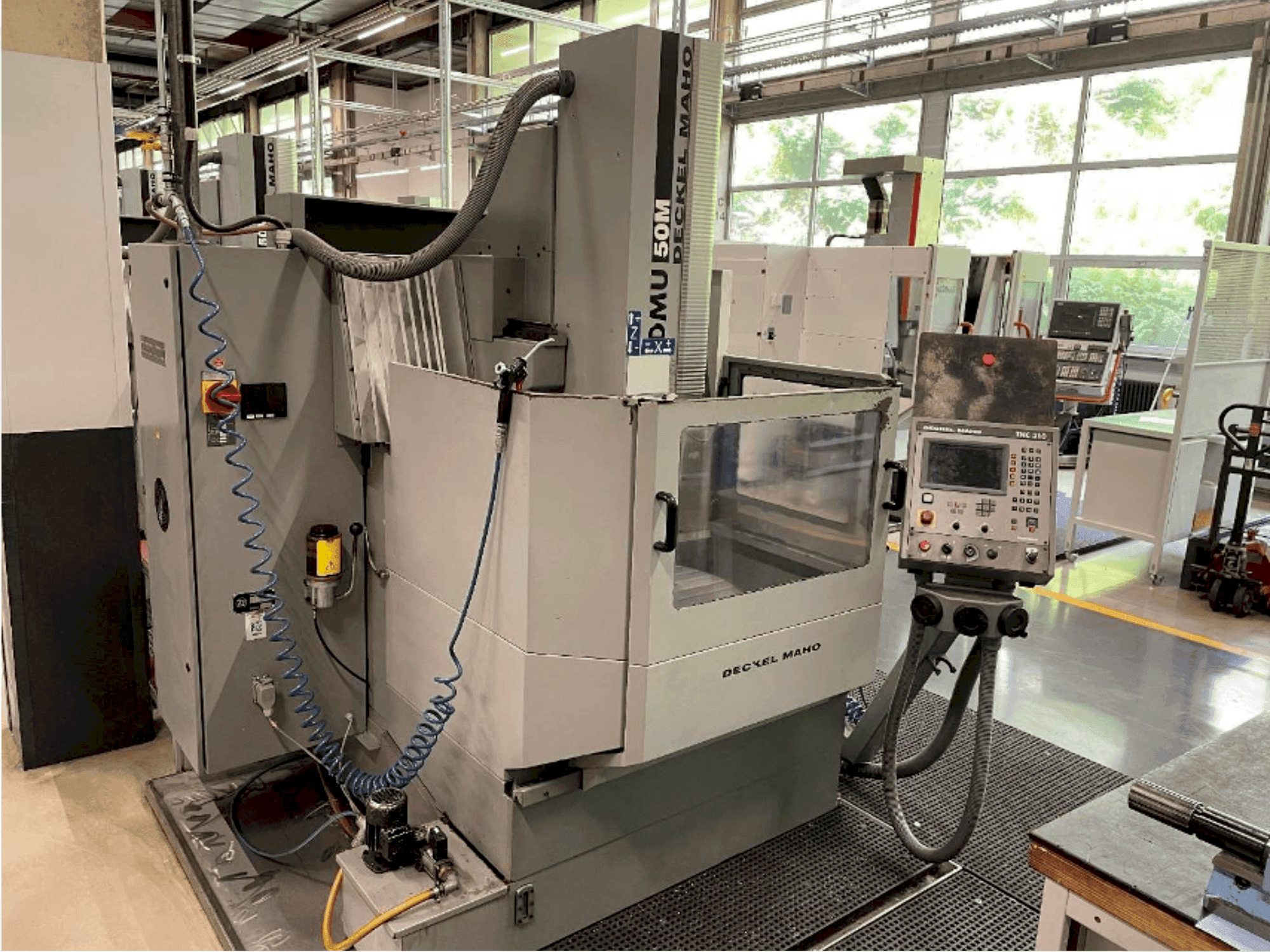 Widok z przodu maszyny DECKEL DMU 50