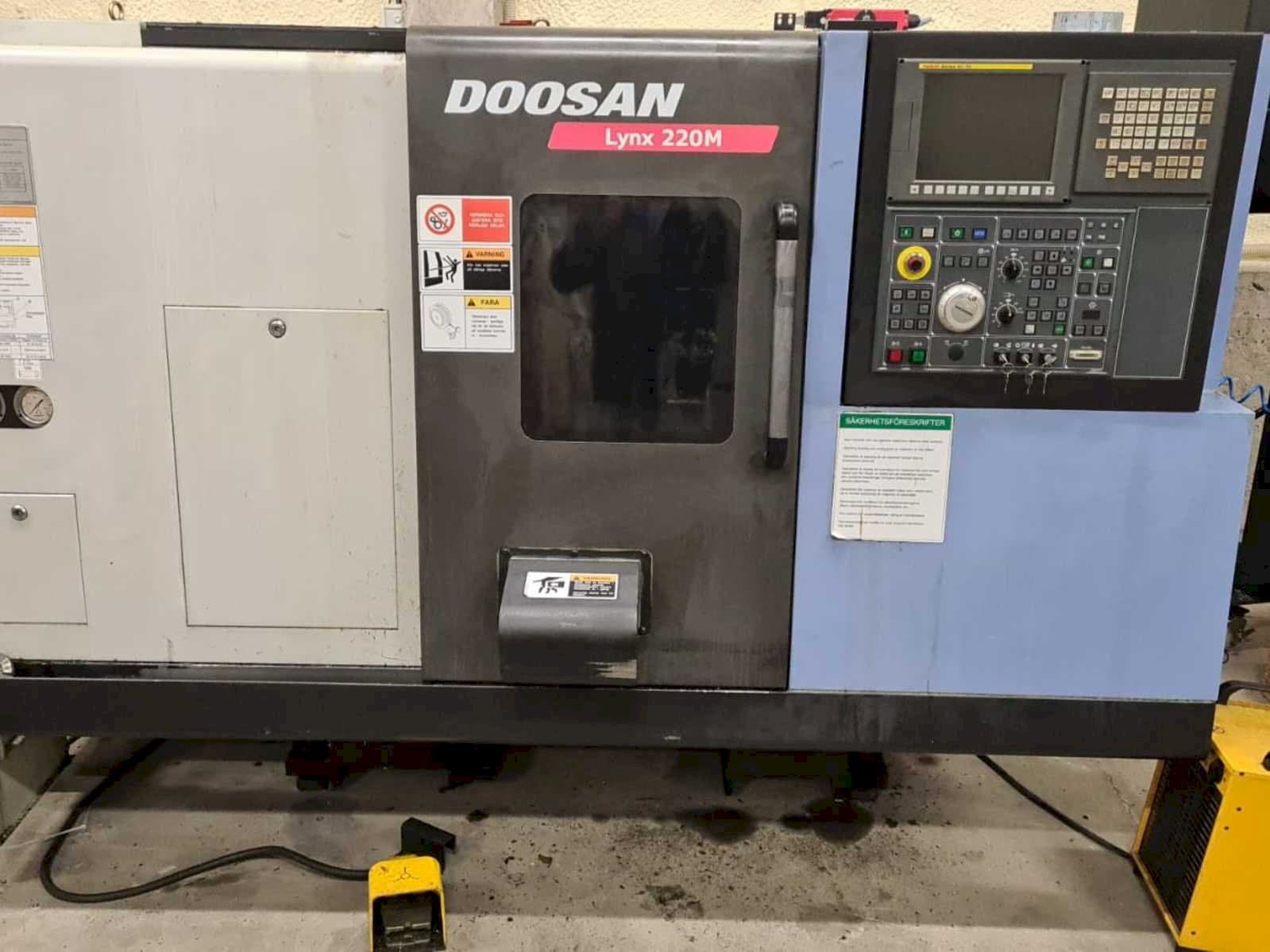 Widok z przodu maszyny Doosan Lynx 220MA + bar feeder LNS Express