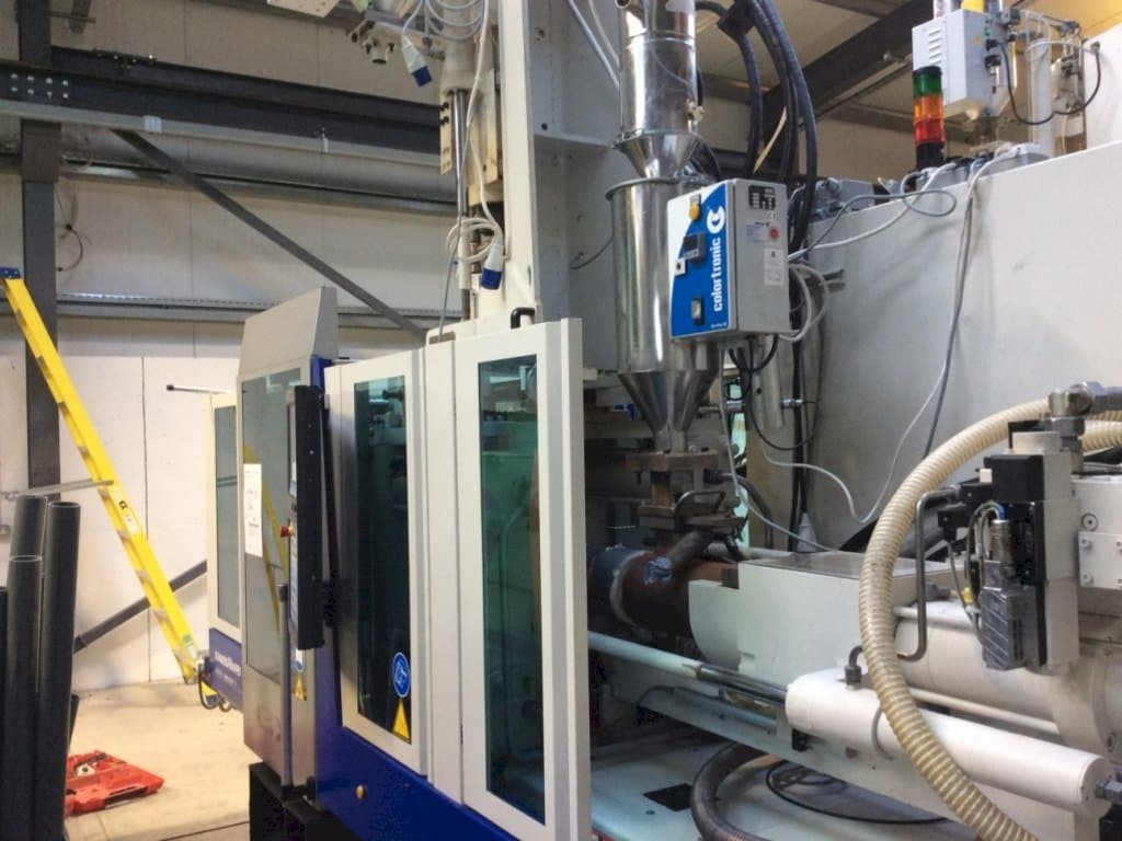 Widok z przodu maszyny Krauss Maffei 80-180-55 CX V