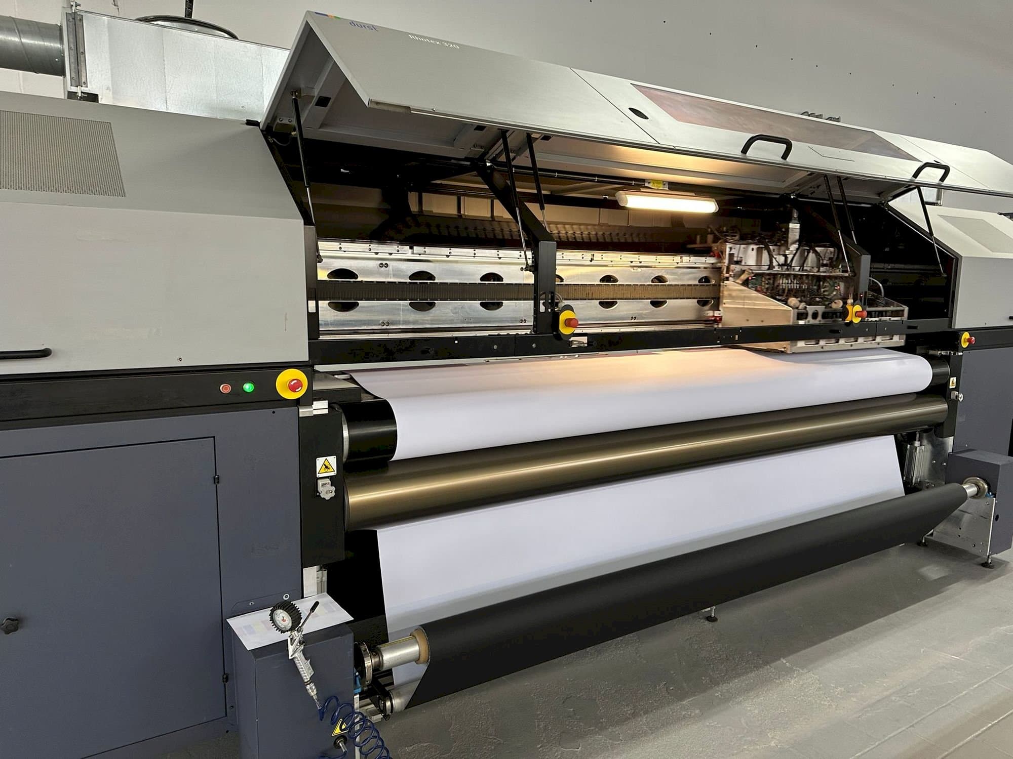 Widok z przodu maszyny Durst Rhotex 320