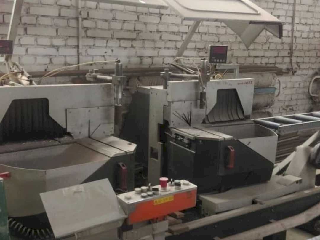 Widok z przodu maszyny Elumatec DG 104/02 + E111