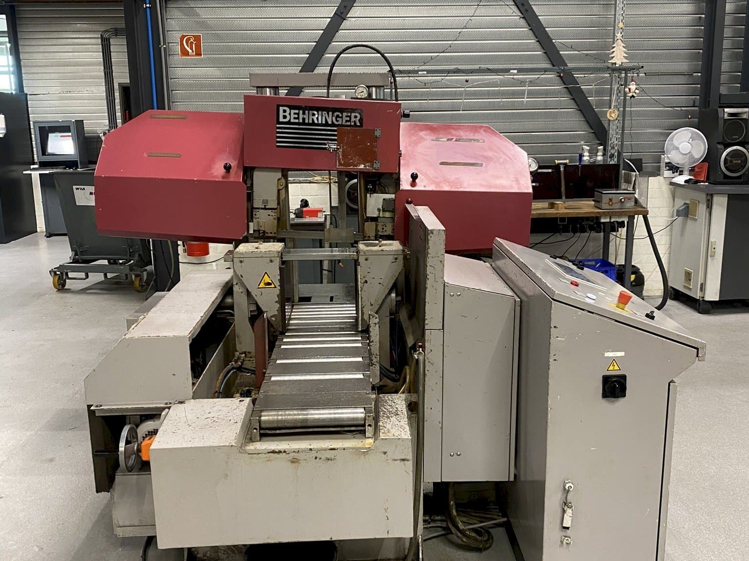 Widok z przodu maszyny Behringer HPB 303A