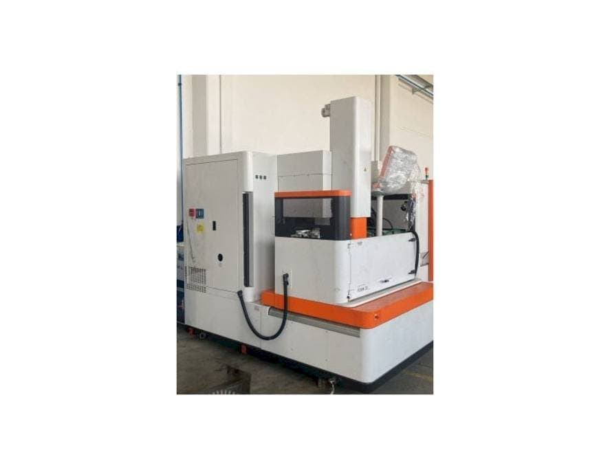 Widok z przodu maszyny AgieCharmilles FORM 30