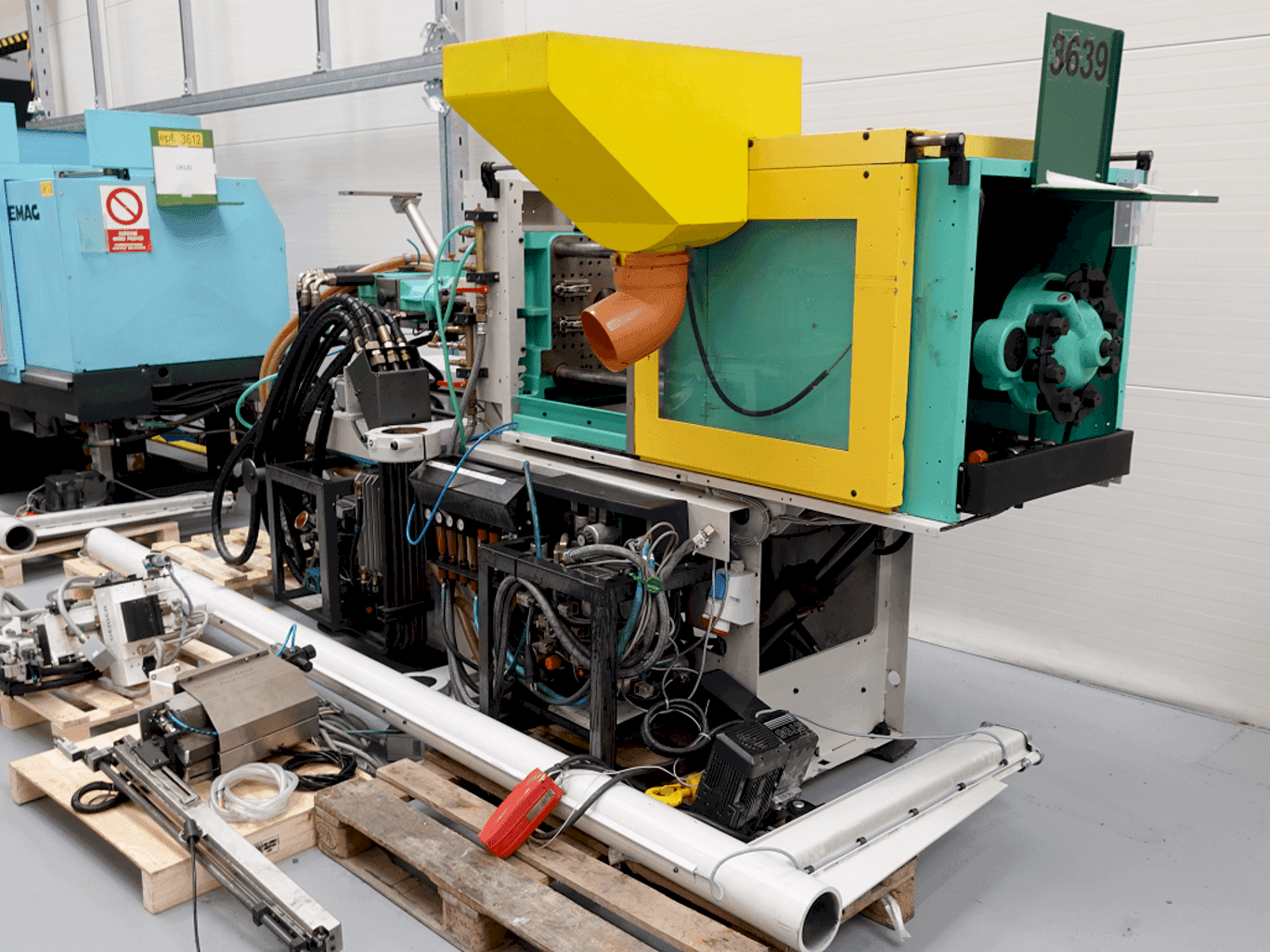 Widok z przodu maszyny Arburg ALLROUNDER 320C–500–100U