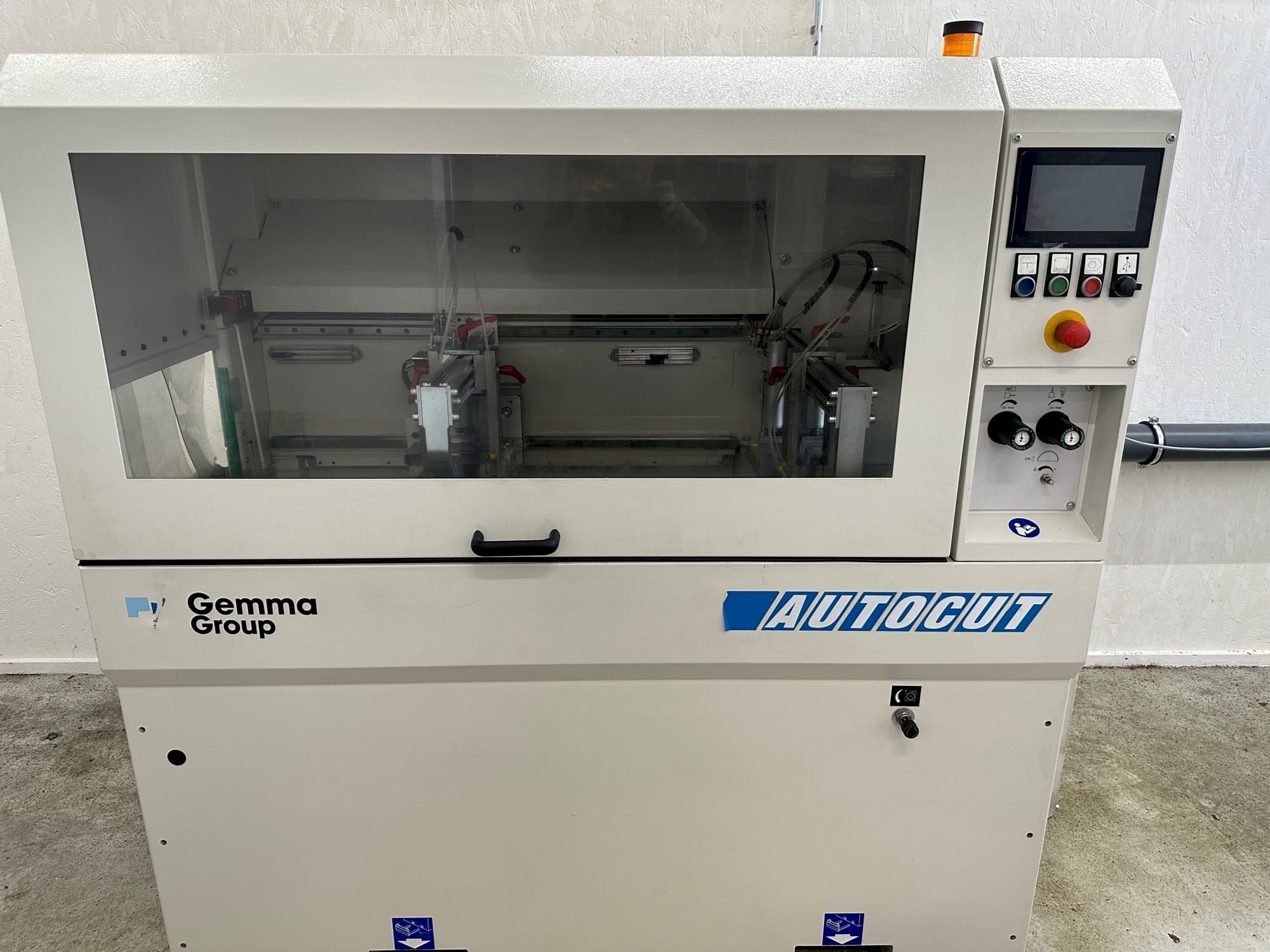 Widok z przodu maszyny Autocut 550