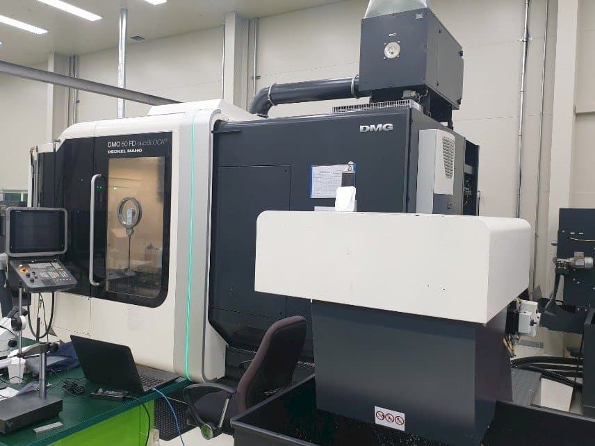 Widok z przodu maszyny DMG Deckel Maho DMC 60 FD duoBLOCK