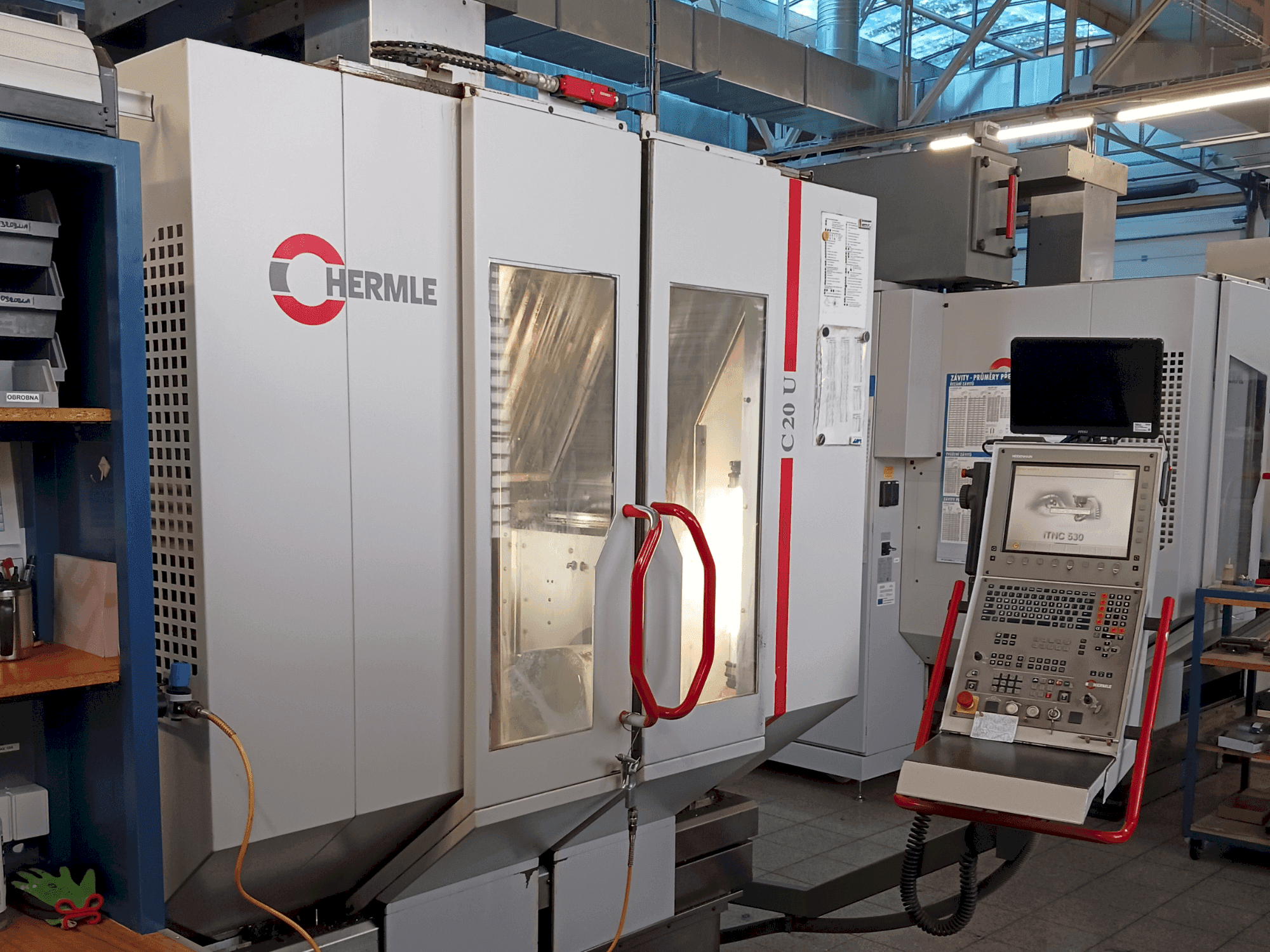 Widok z przodu maszyny HERMLE C20U