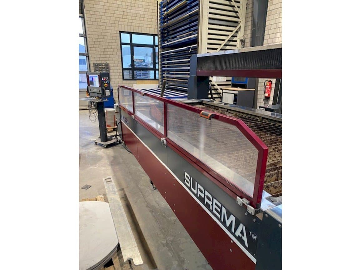 Widok z przodu maszyny Waterjet Italy Suprem