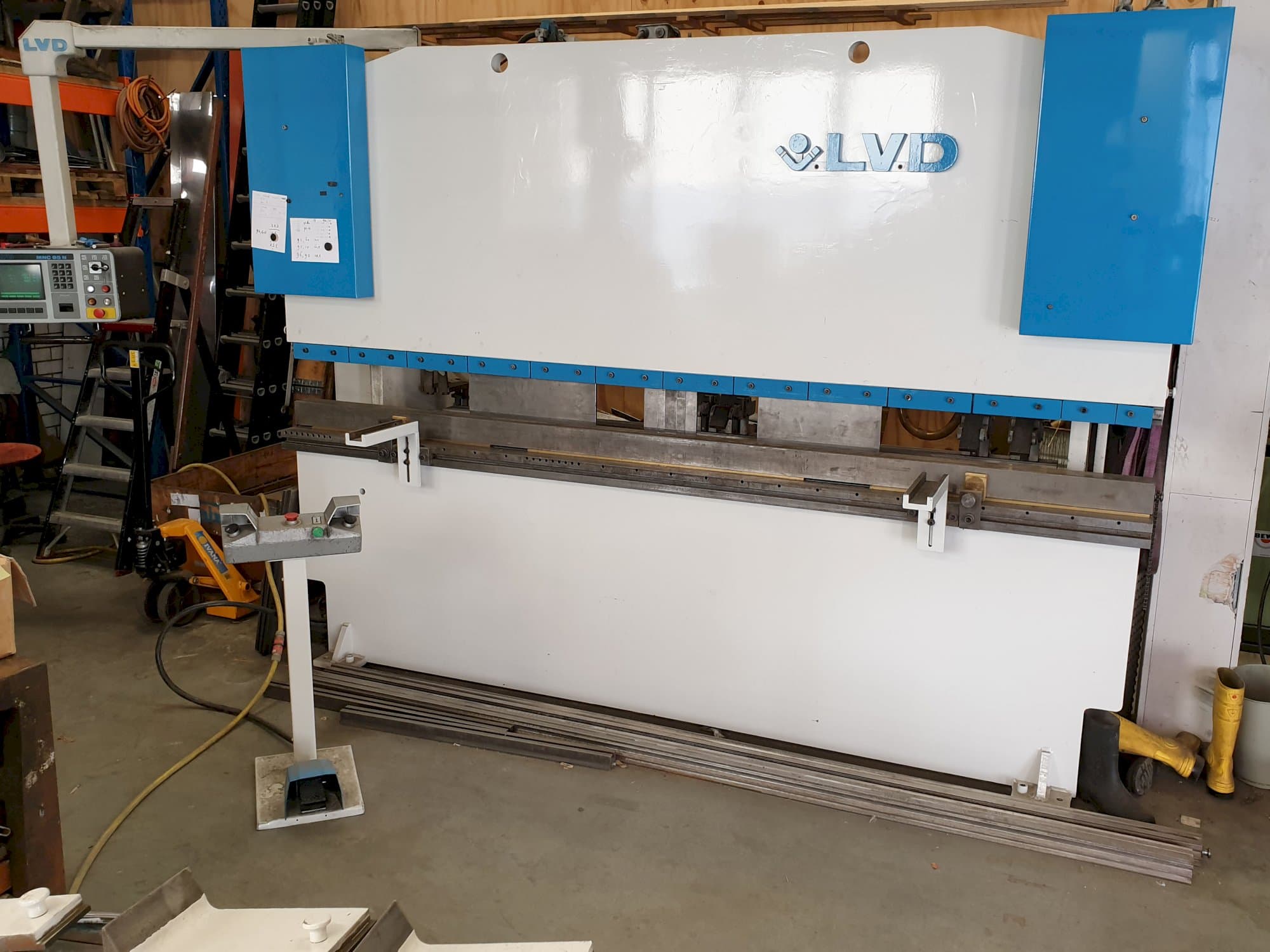 Widok z prawej maszyny LVD PPI 135/30