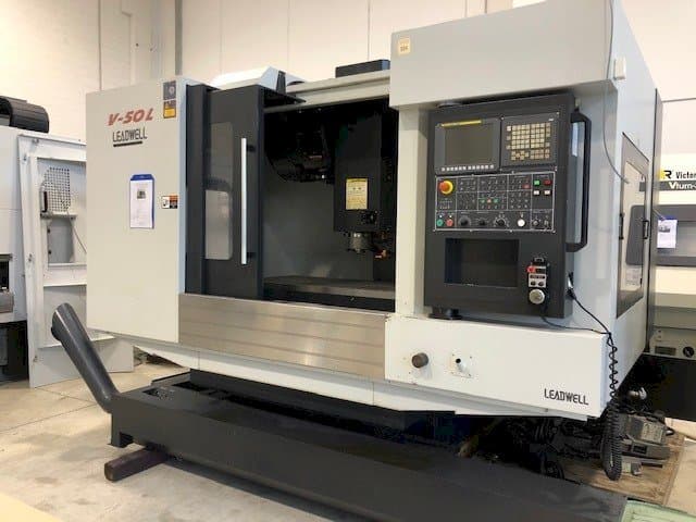 Widok z przodu maszyny Leadwell V50L