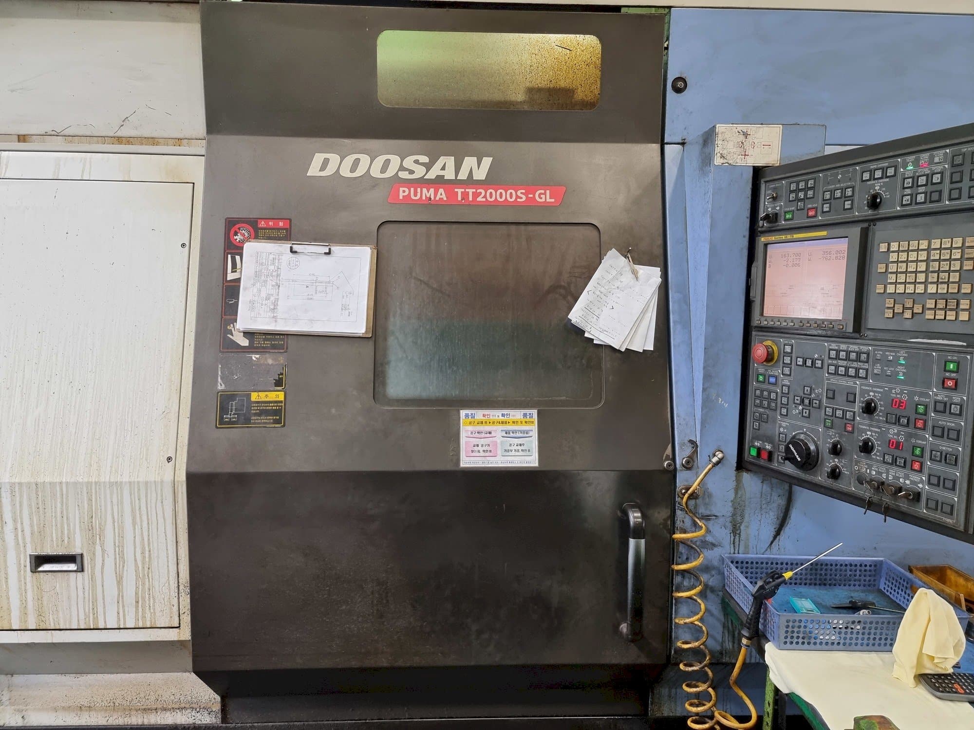 Widok z przodu maszyny Doosan PUMA TT2000S-GL