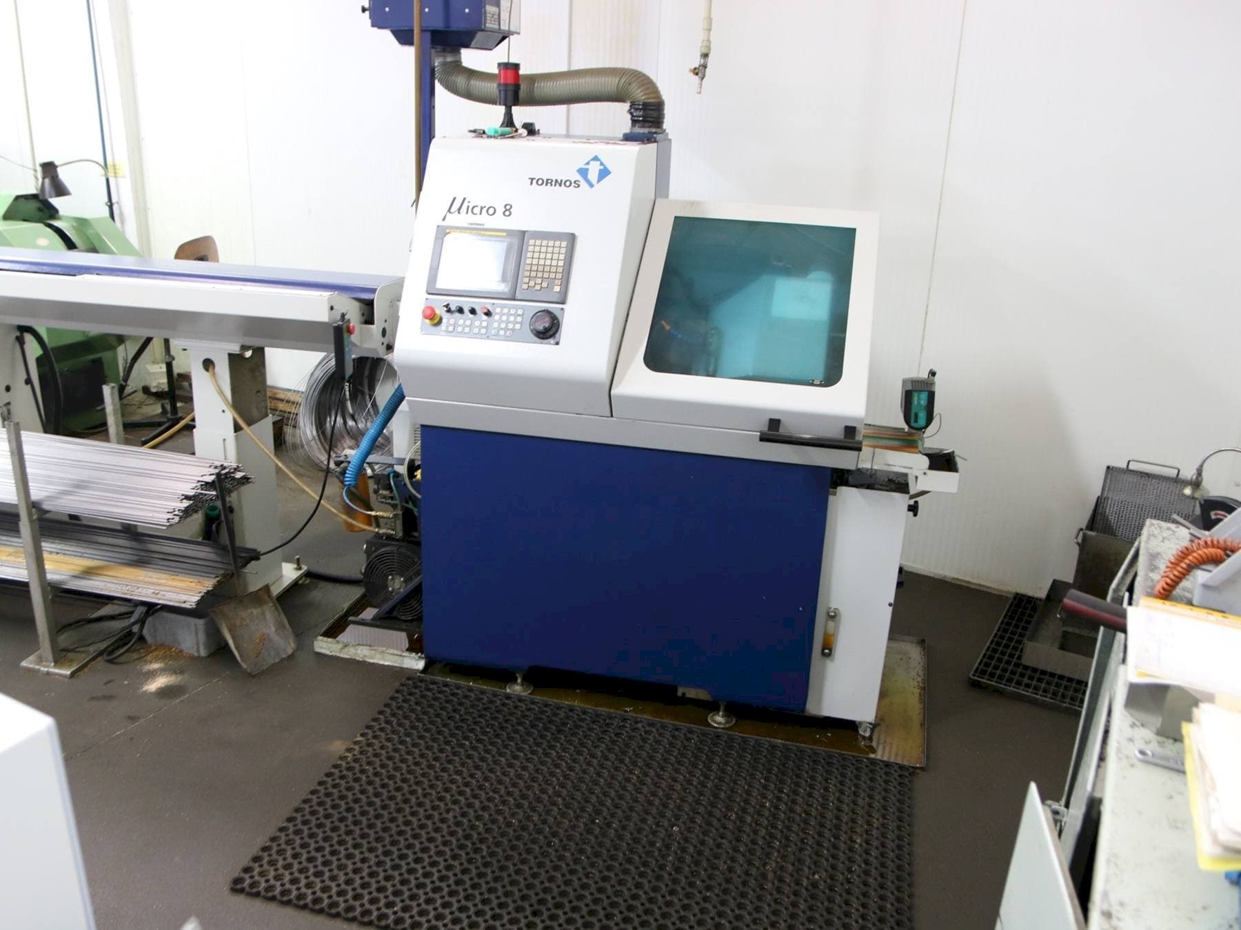 Widok z przodu maszyny Tornos Micro 8