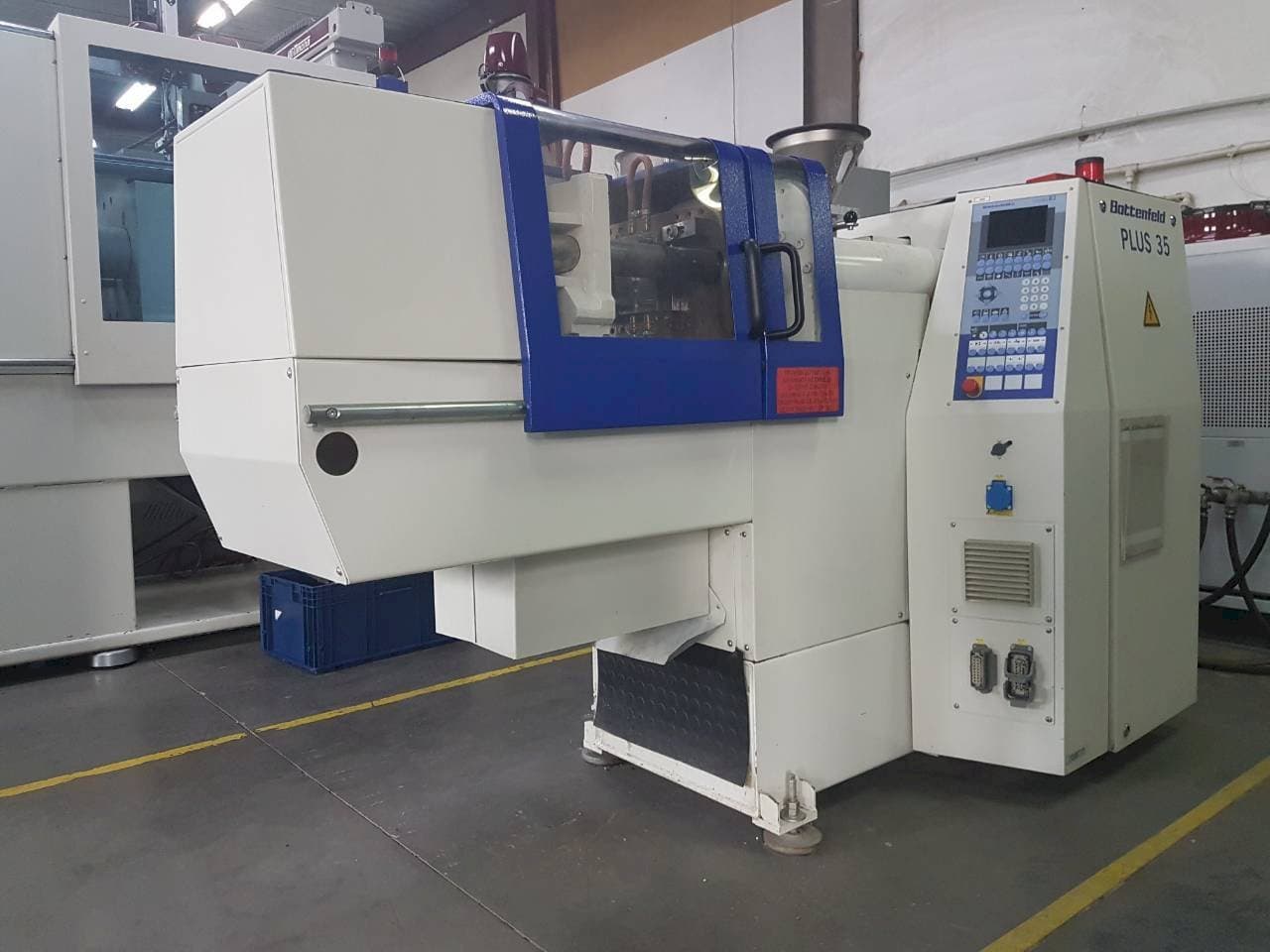 Widok z przodu maszyny Battenfeld PLUS 35/75