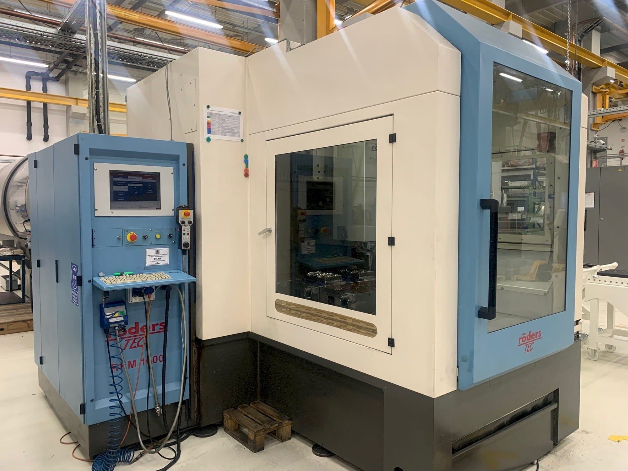 Widok z przodu maszyny Roders RFM 1000-2