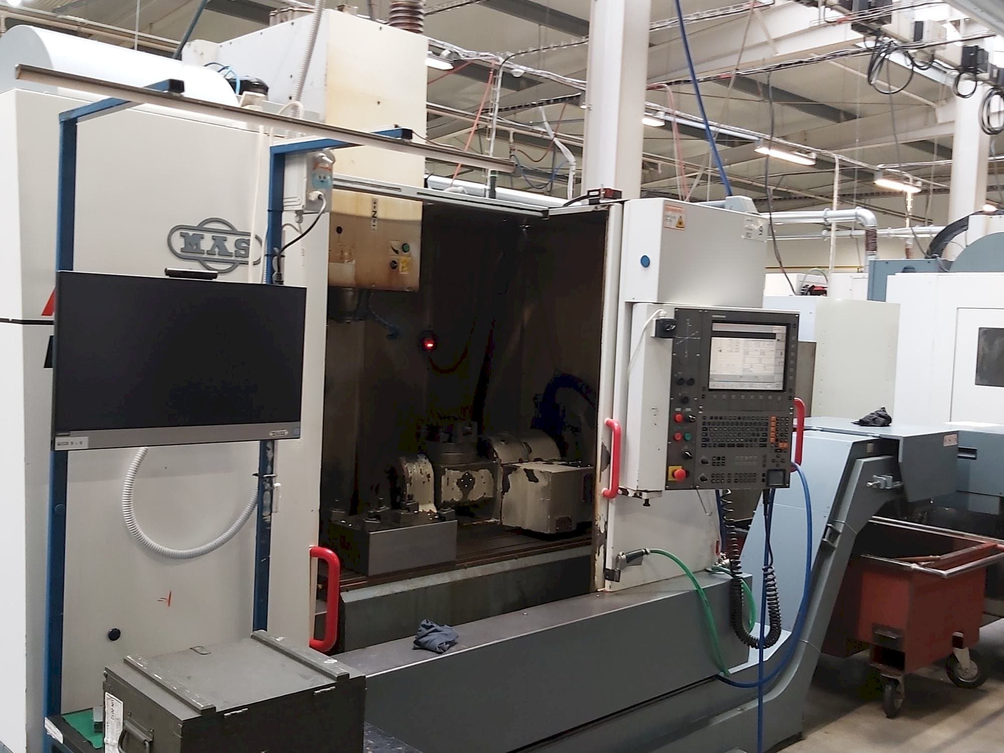 Widok lewej strony maszyny KOVOSVIT MAS MCV 1016 Quick