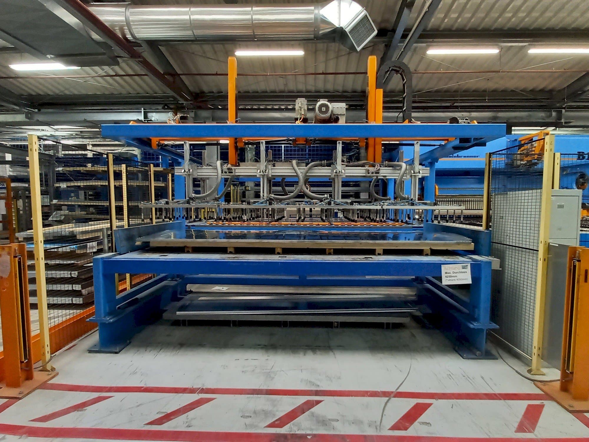 Widok z przodu maszyny Weinbrenner B 12