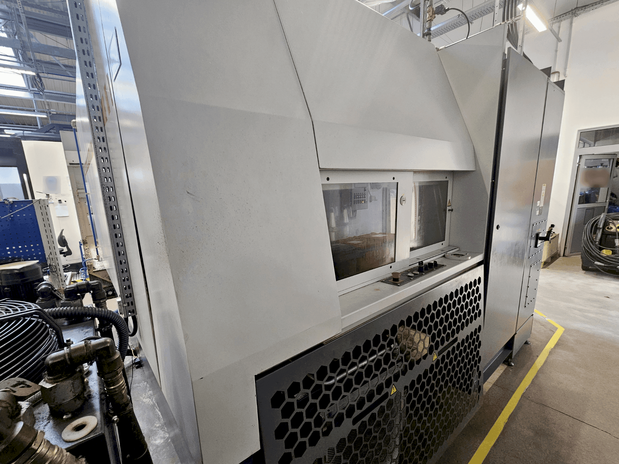 Widok z boku maszyny KOVOSVIT MAS MCU 630V-5X