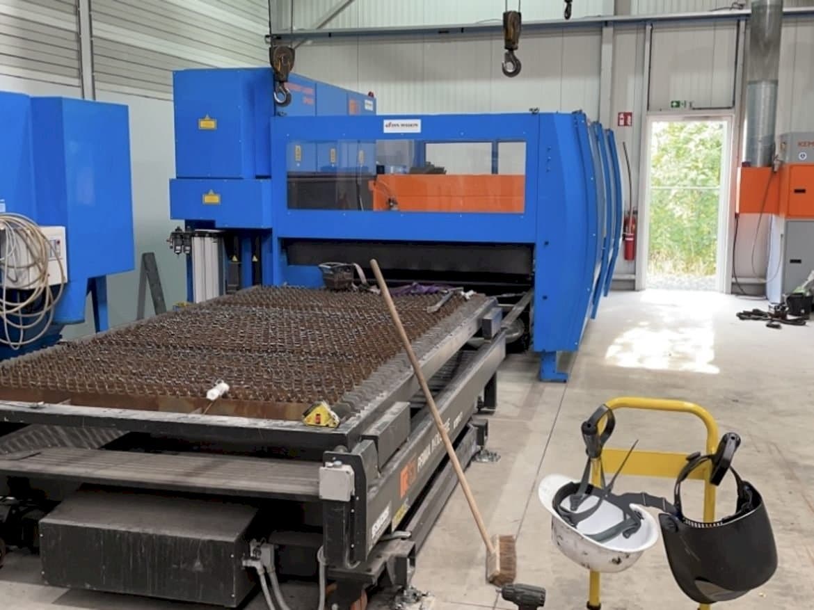 Widok z przodu maszyny Prima Industrie Platino 1530