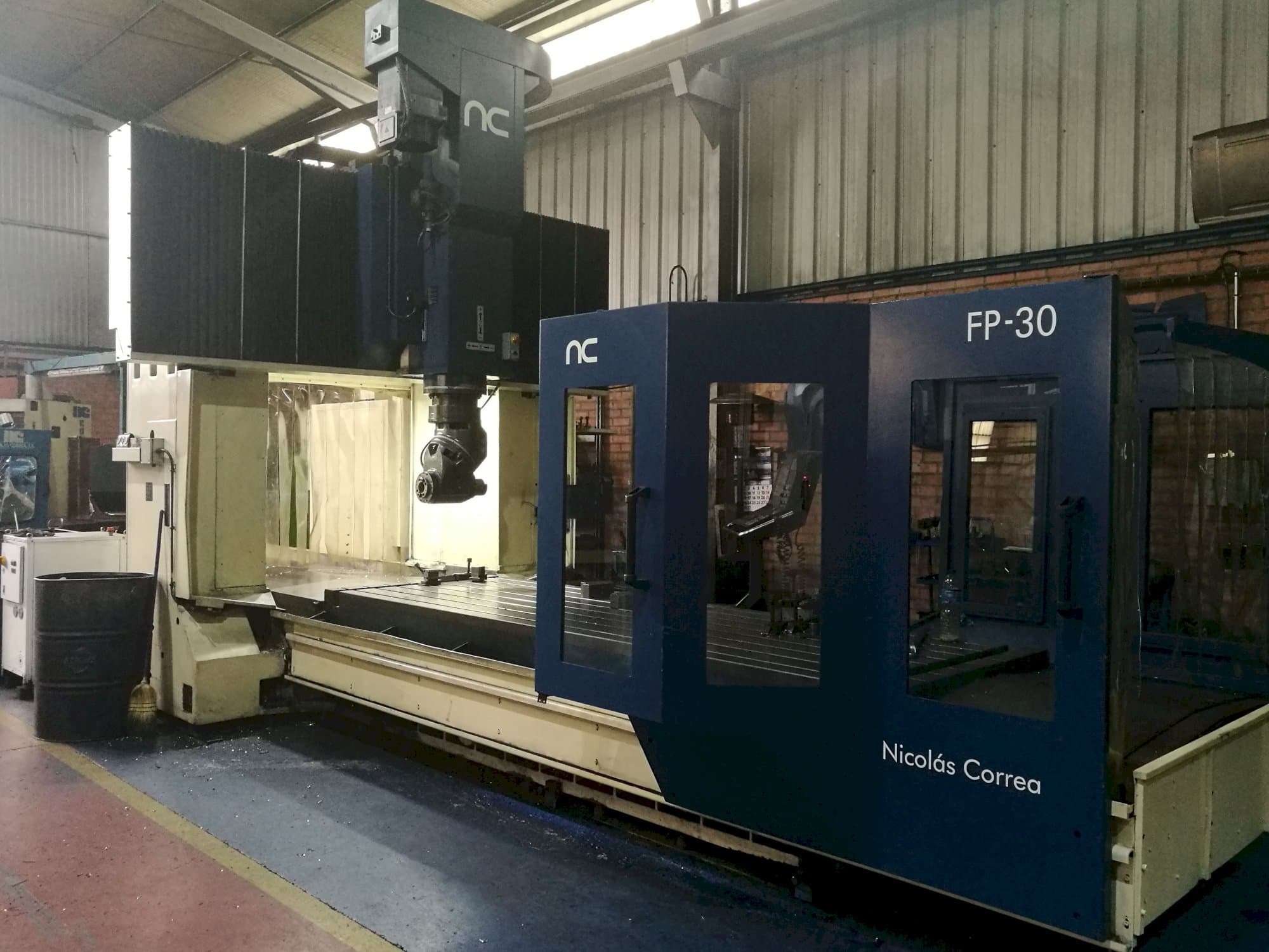 Widok z prawej maszyny Correa FP 30/35